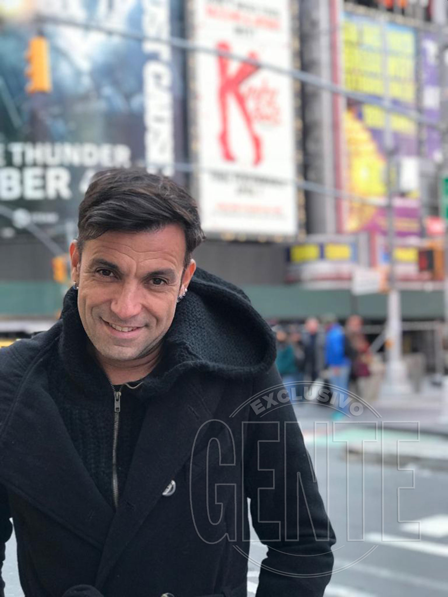 Esta noche, tras presenciar la obra en Broaway, el actor volverá al país para retomar su Bossi Master Show en Avenida Corrientes.