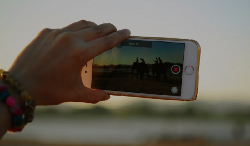 El botón blanco posibilita sacar fotografías mientras se graba (Foto: archivo)