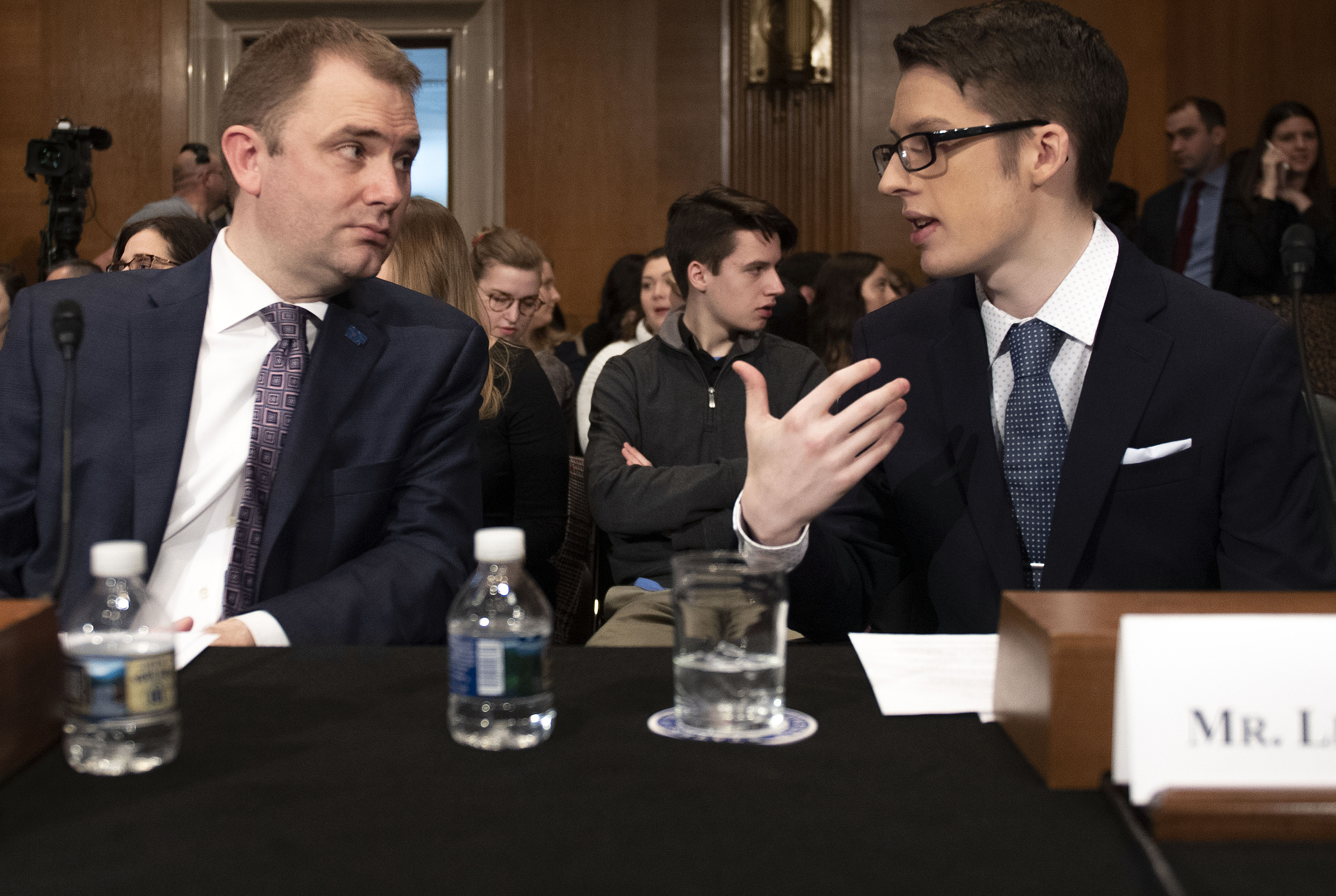 Ethan Lindenberger junto al presidente y CEO de la Fundación de Inmunodeficiencia John G. Boyle (Jim WATSON / AFP)