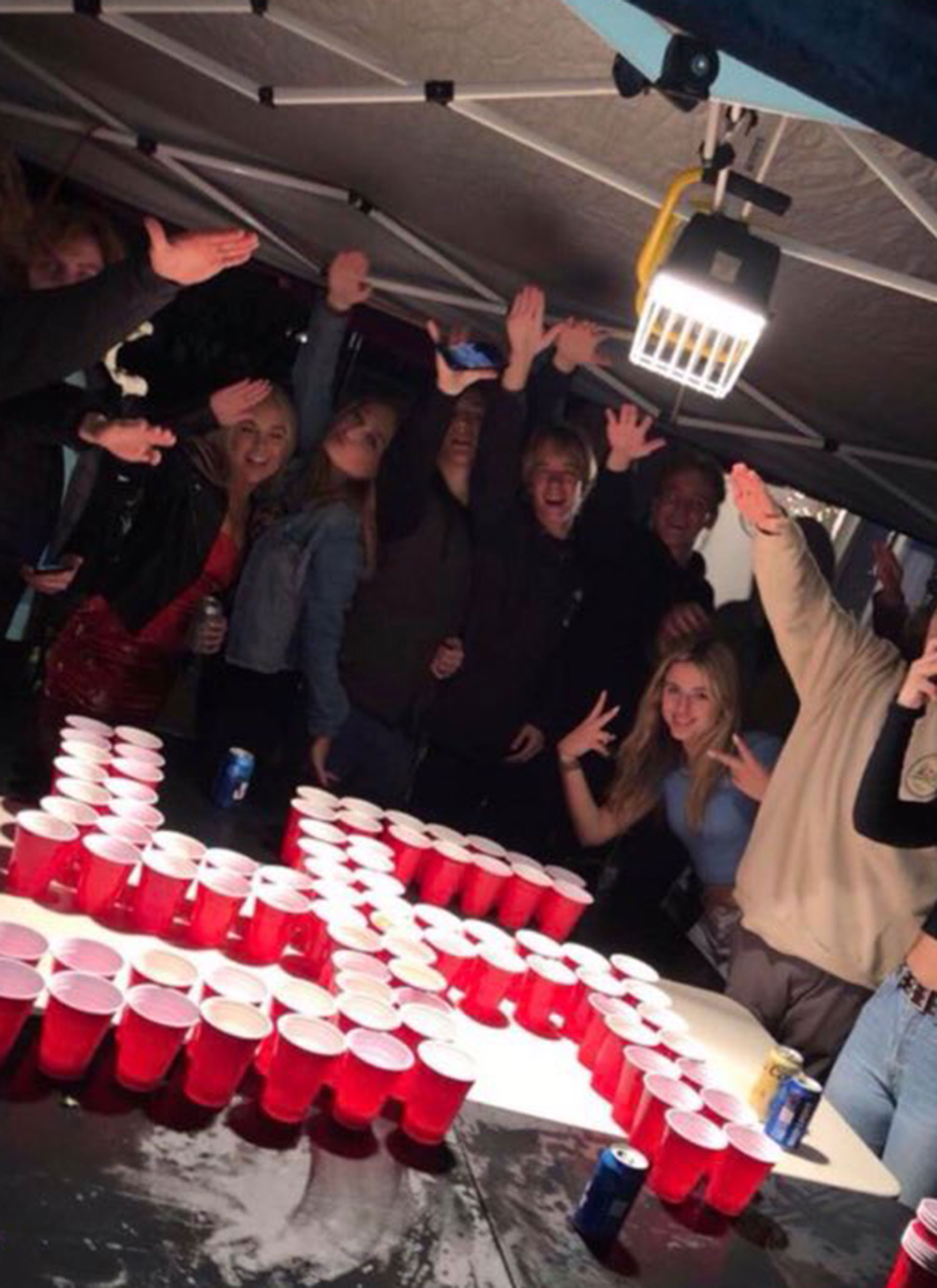 Fue durante una fiesta y las imágenes se viralizaron