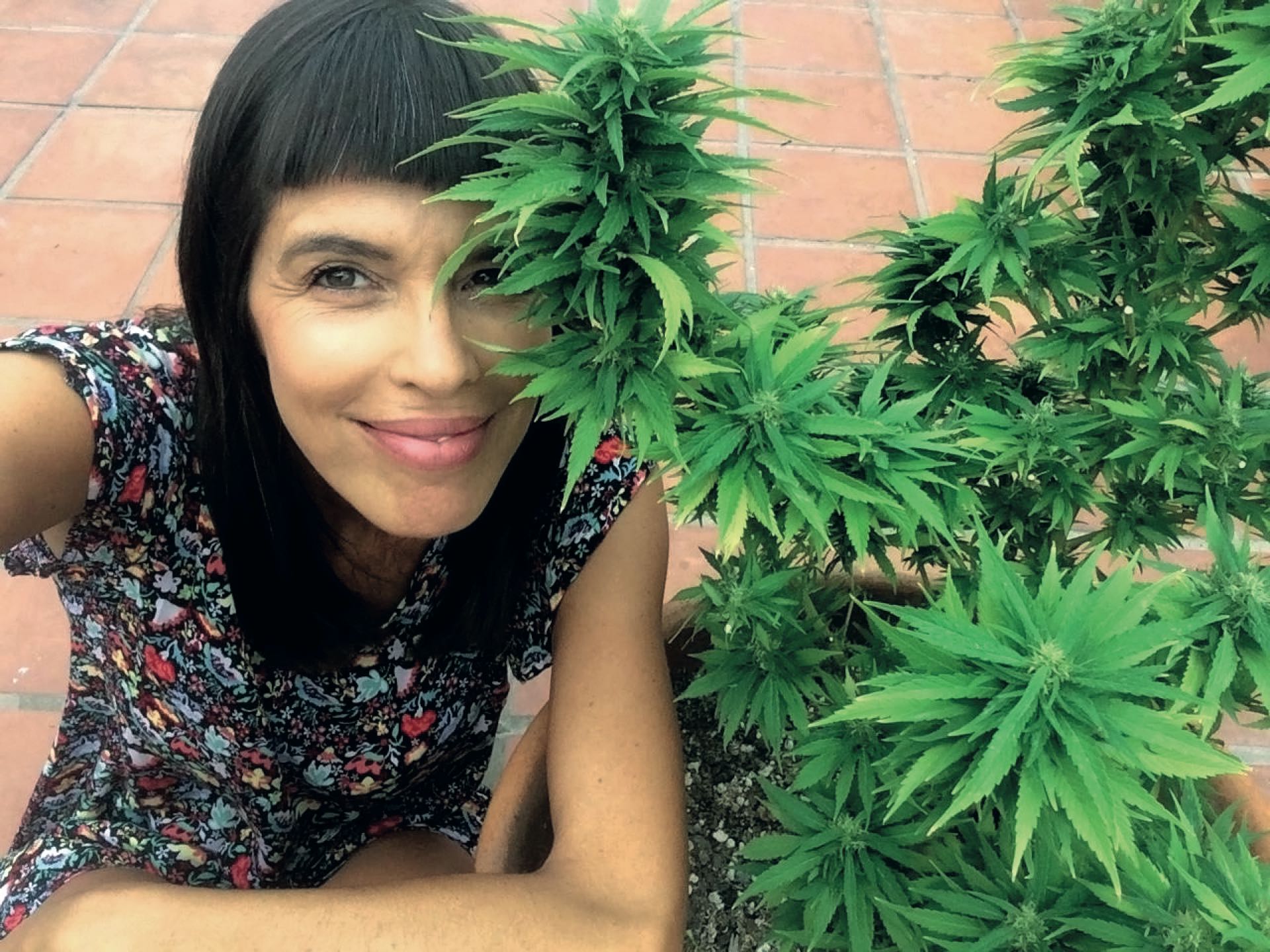 Según Valentina Bassi –que reveló su relación con el uso medicinal de la marihuana con una foto en Instagram– “las trabas para que esta iniciativa prospere las ponen las industrias farmacológicas, porque a las plantas no las pueden patentar y no es negocio para ellos”.