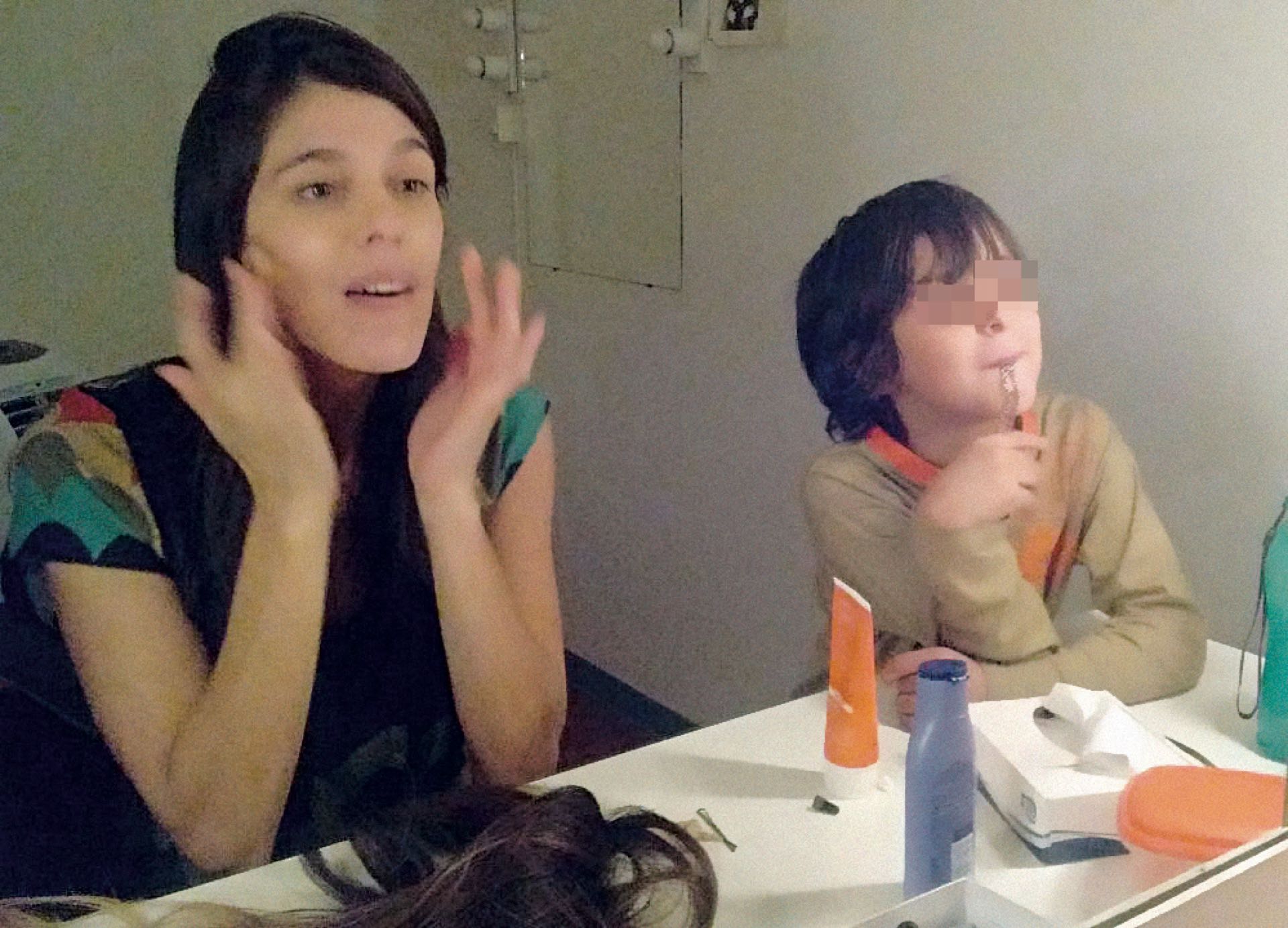 Hoy Lisandro duerme mucho más, comparten juegos y hasta la acompaña al teatro Multi Tabarís, donde ella protagoniza La ratonera.
