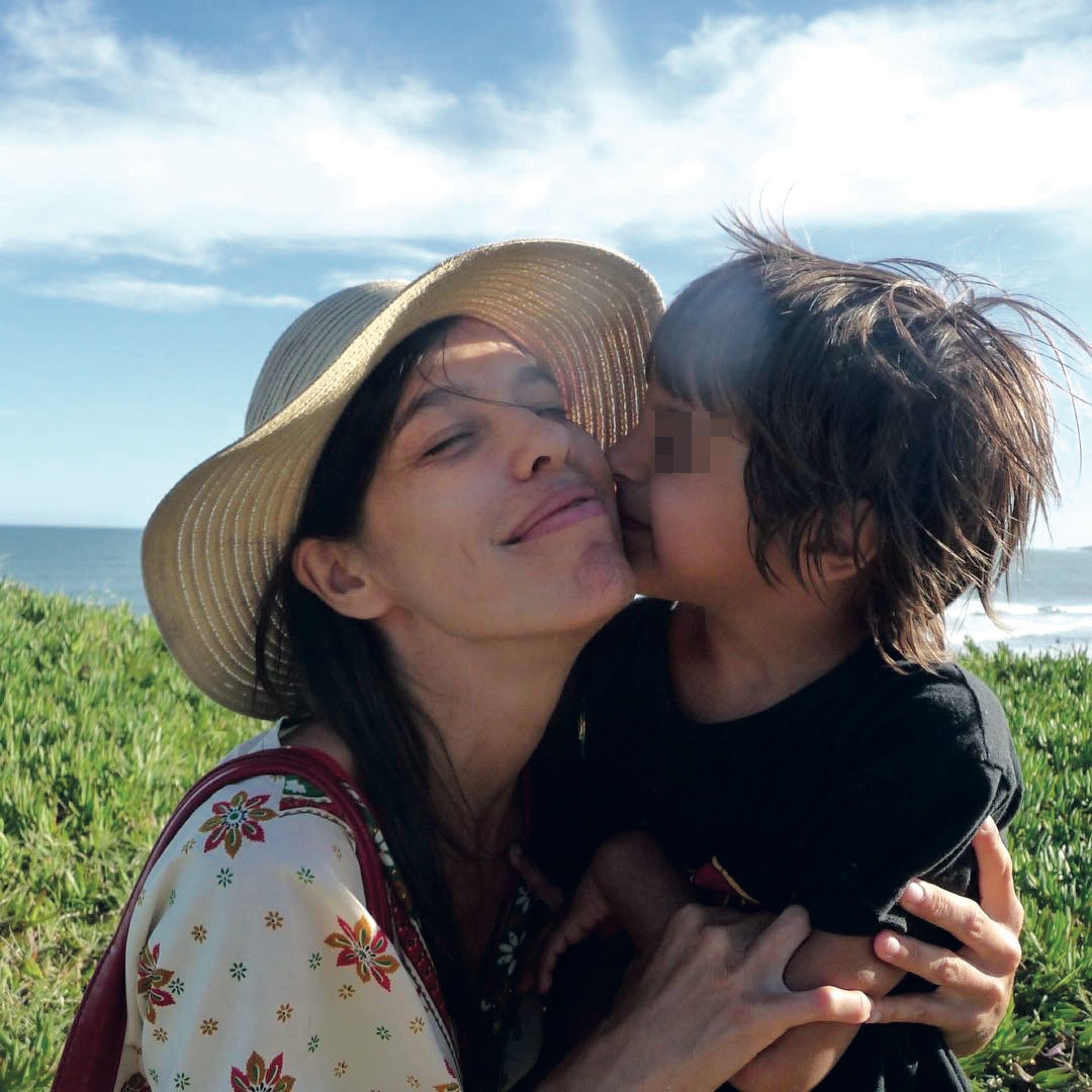 Valentina con Lisandro, que tiene diez años. Desde que toma unas gotitas de aceite de cannabis mejoró notablemente.