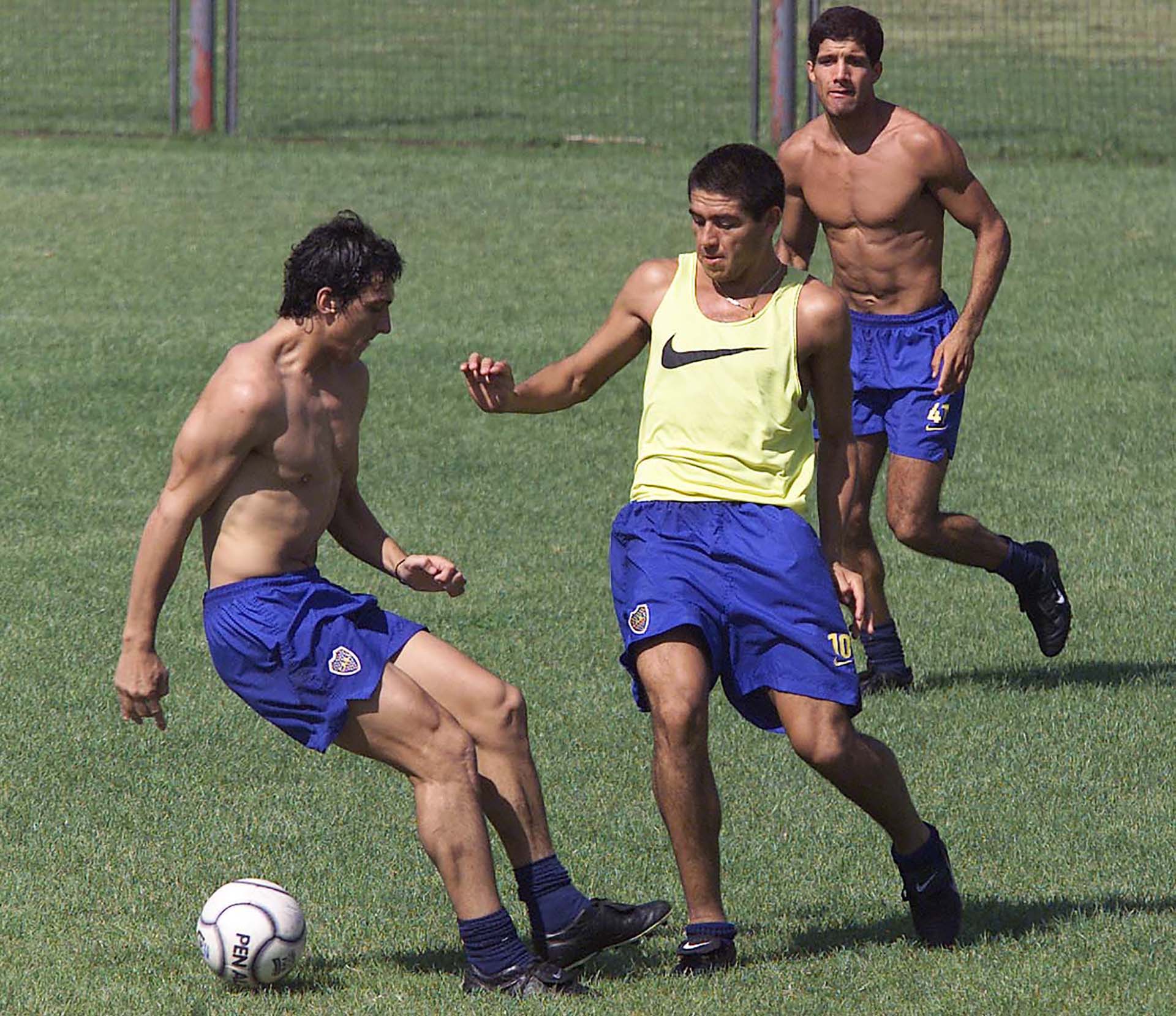 Entrenamiento en Casa Amarilla: Román le tira un caño a Nicolás Burdisso ante la mirada de Ariel Carreño