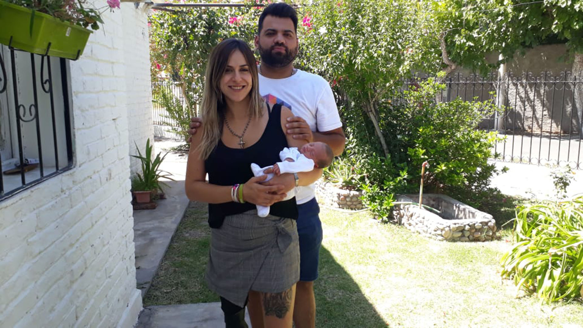 Junto a su nuevo novio y Camilo, su bebé recién nacido