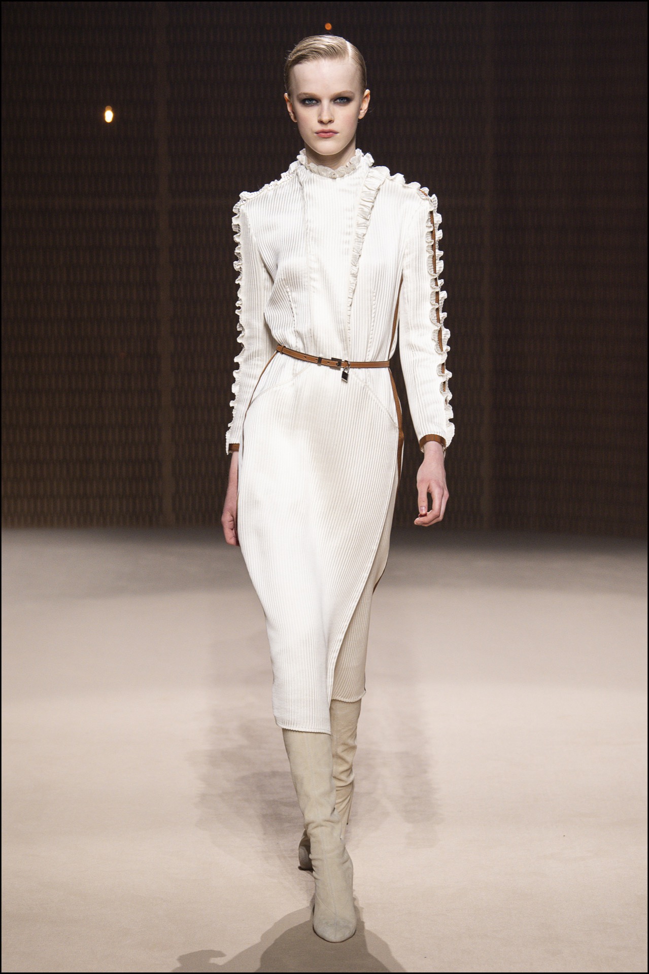 Vestidos midi con botas altísimas en colores neutros. La apuesta de Hermès.