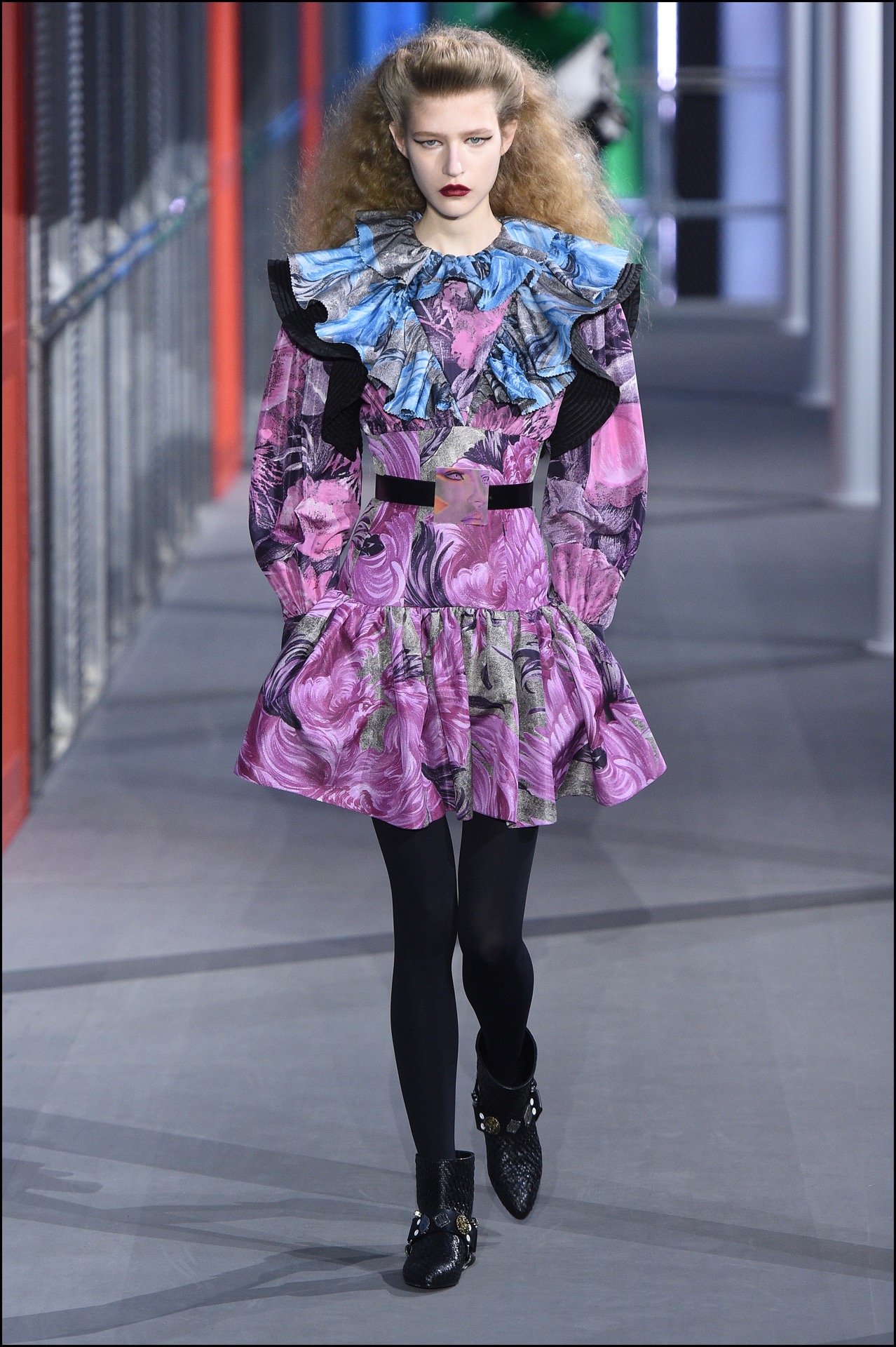 Volados y cinturas marcadas, dos ítems presentes en la pasarela de Louis Vuitton.