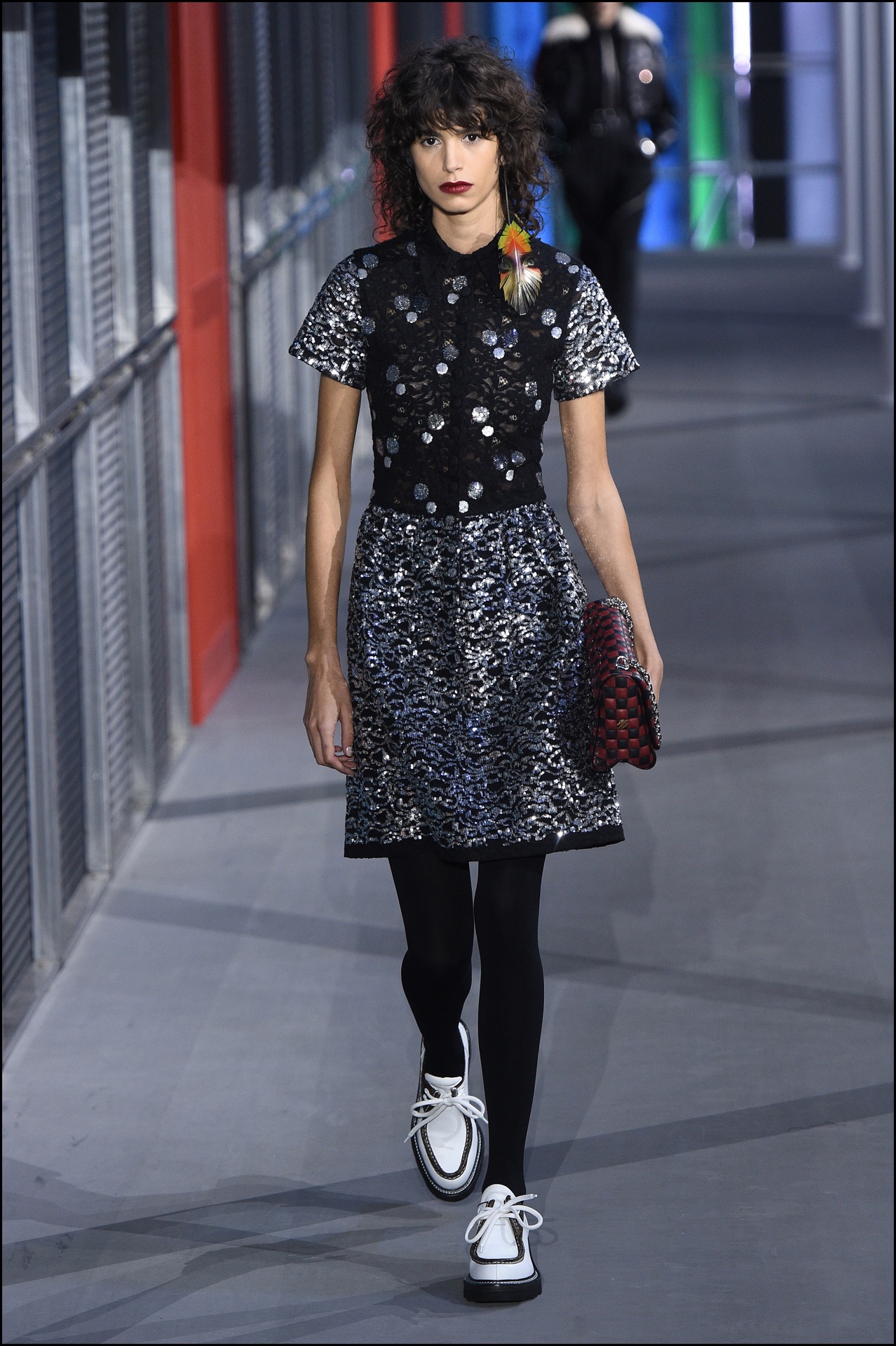 La modelo argentina Mica Argañaraz en la pasarela de Louis Vuitton.