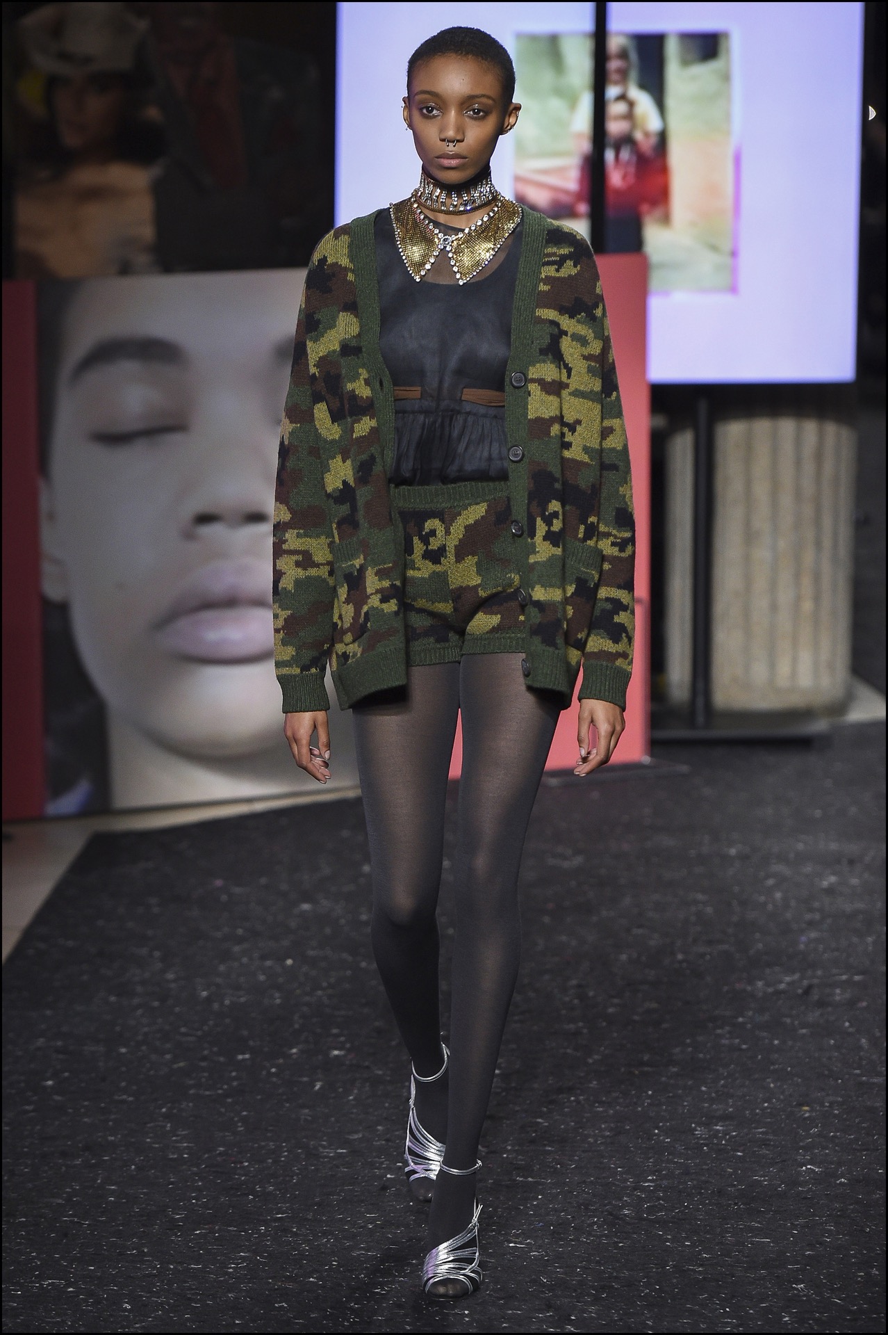 Una reversión del estilo camuflado en el desfile de Miu Miu.
