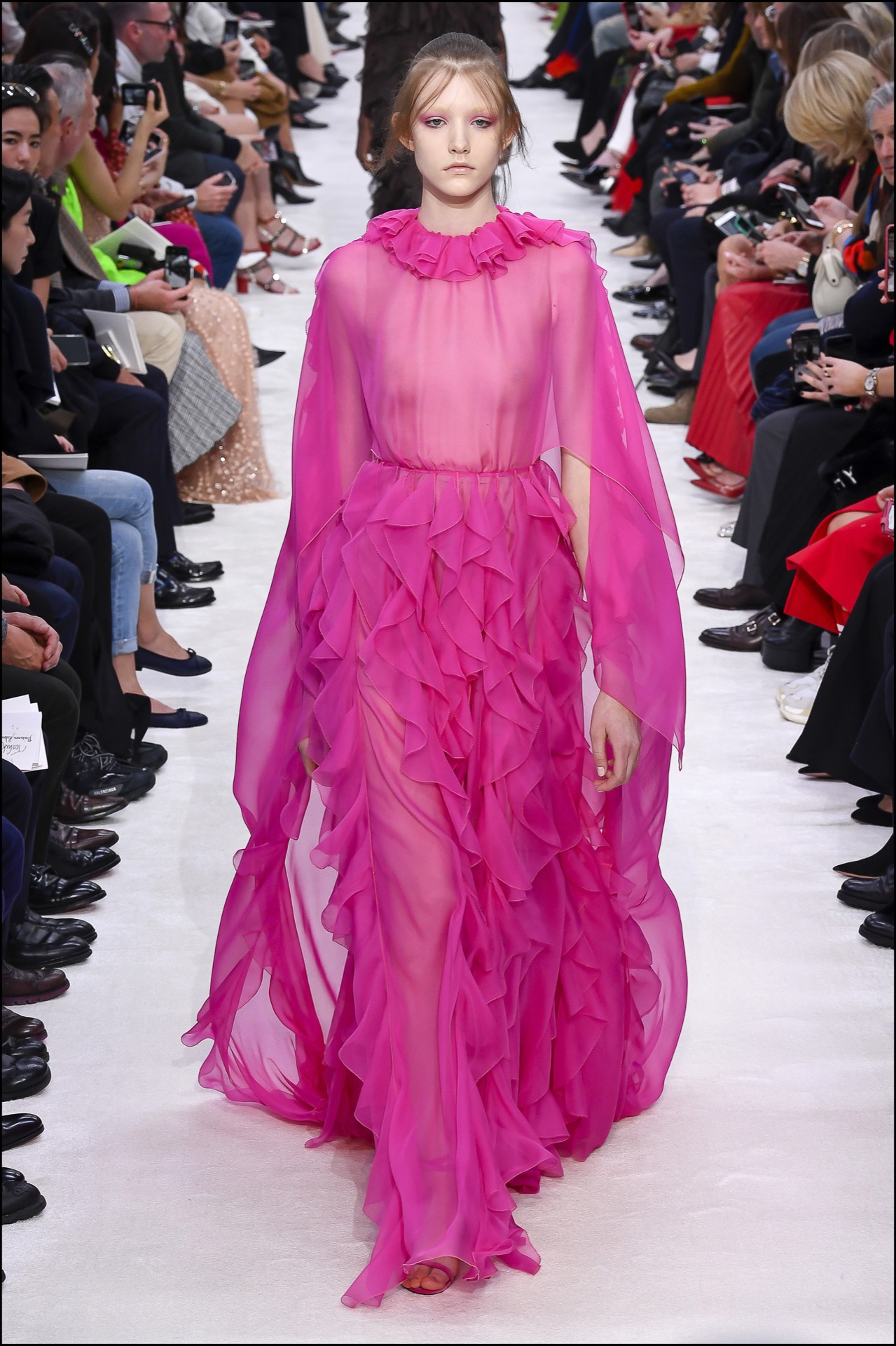 Colores shocking en la colección de Valentino.
