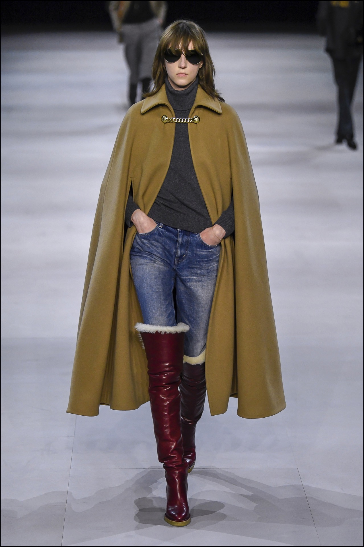 Las capas siguen siendo tendencia en la propuesta de Celine.