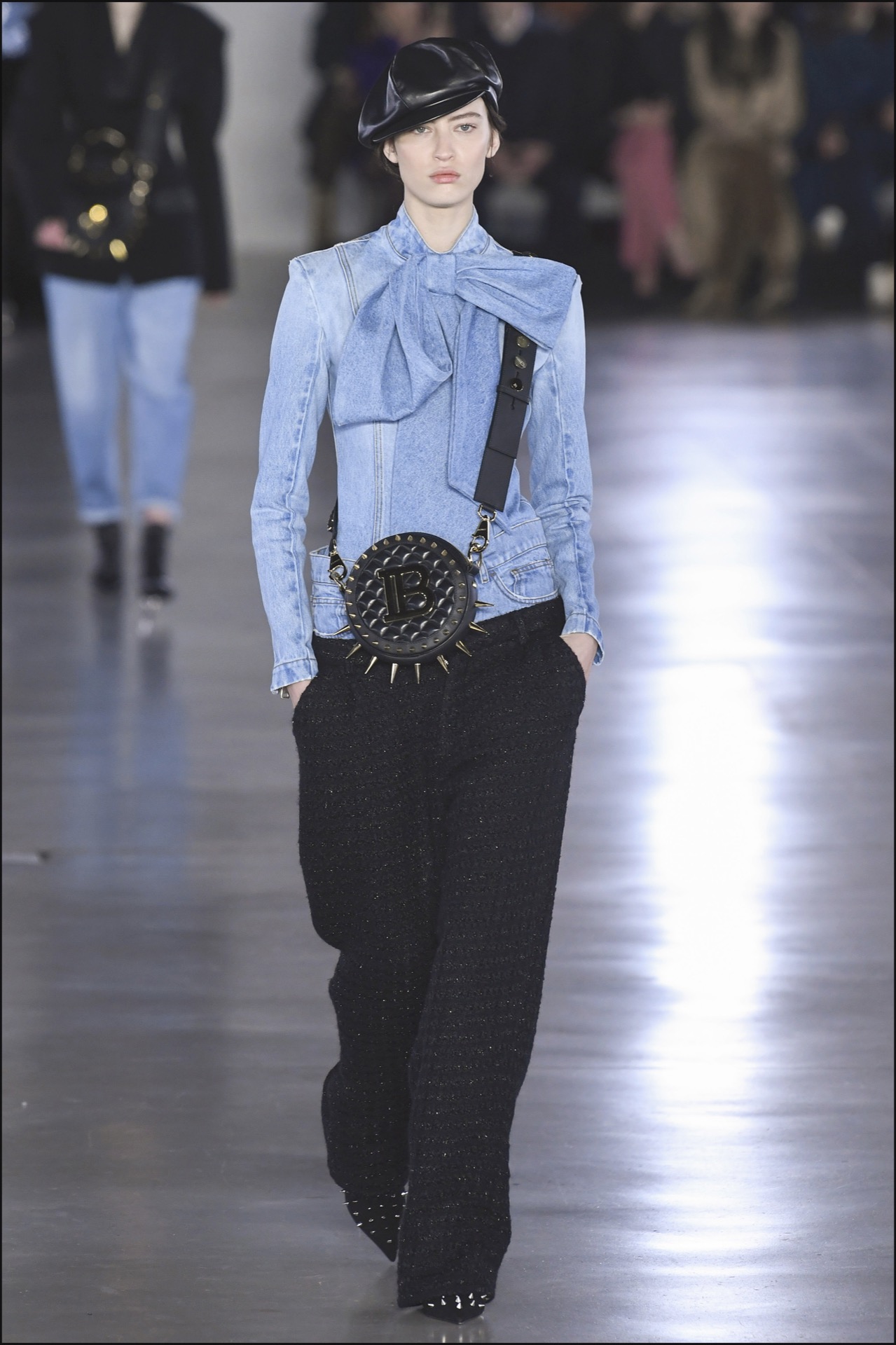 Original esta versión de camisa de jean de Balmain.