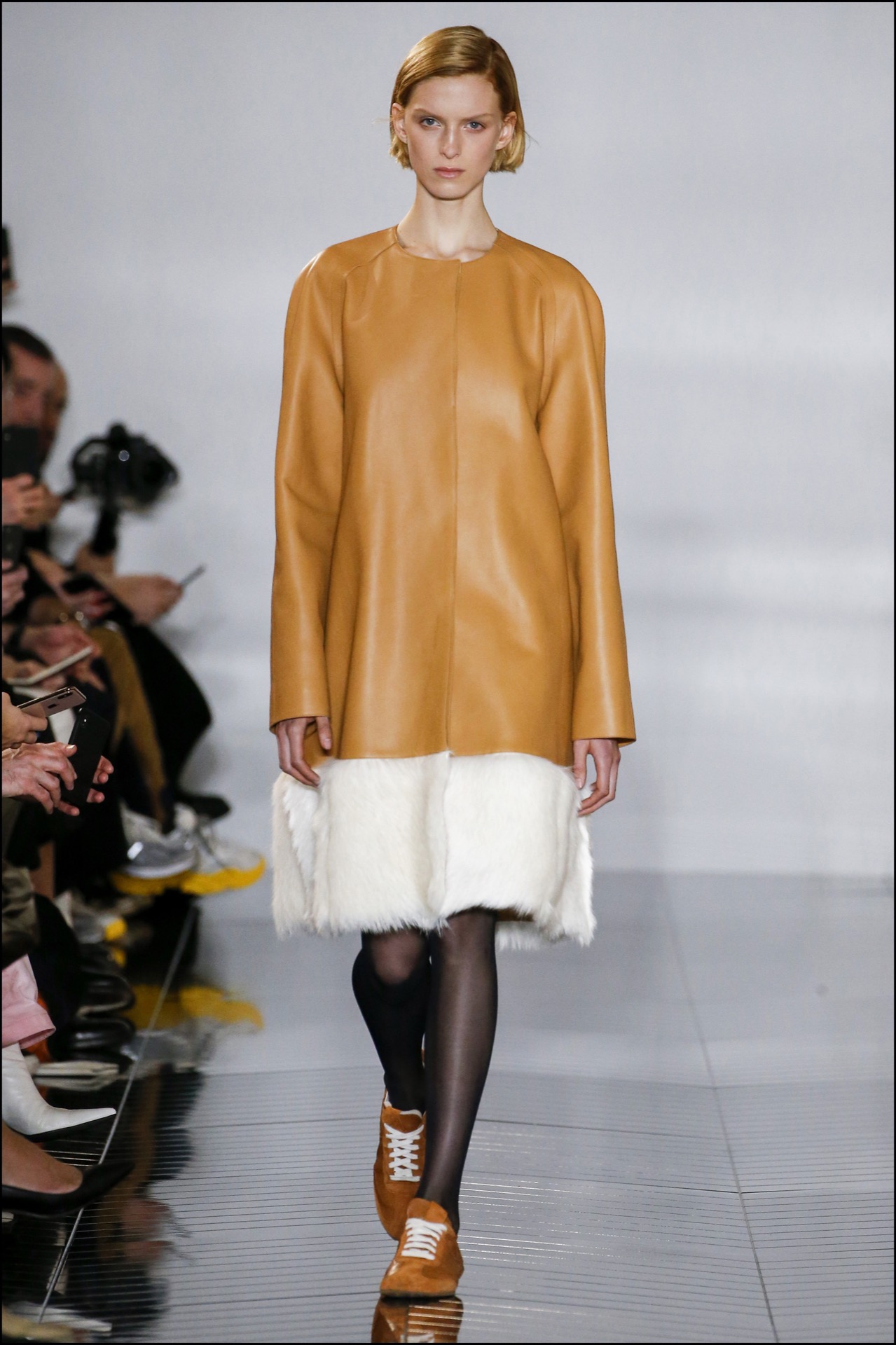 Cuero y piel en abrigos de Loewe.