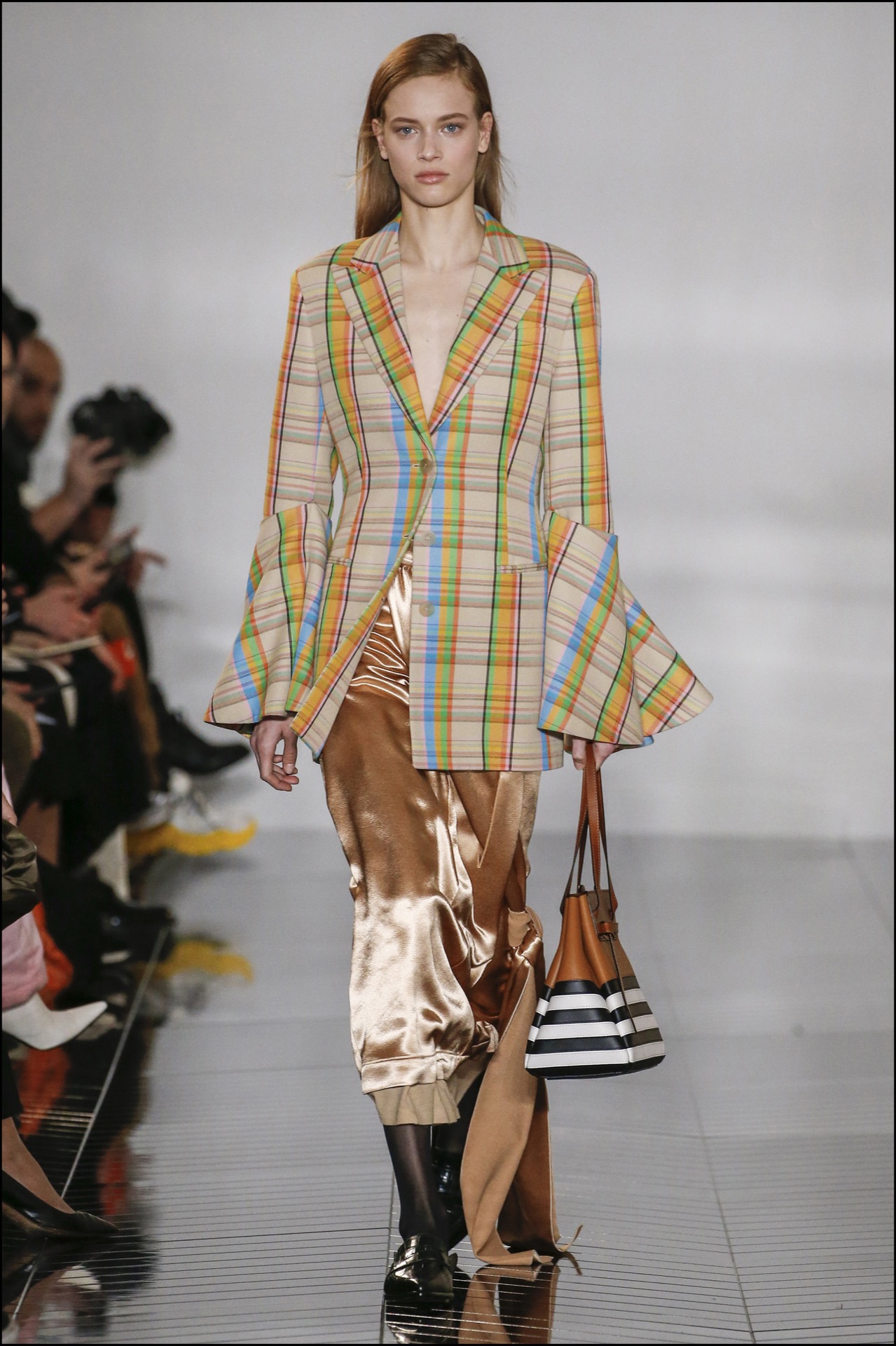 Cuadros + satén, una combinación audaz en la pasarela de Loewe.