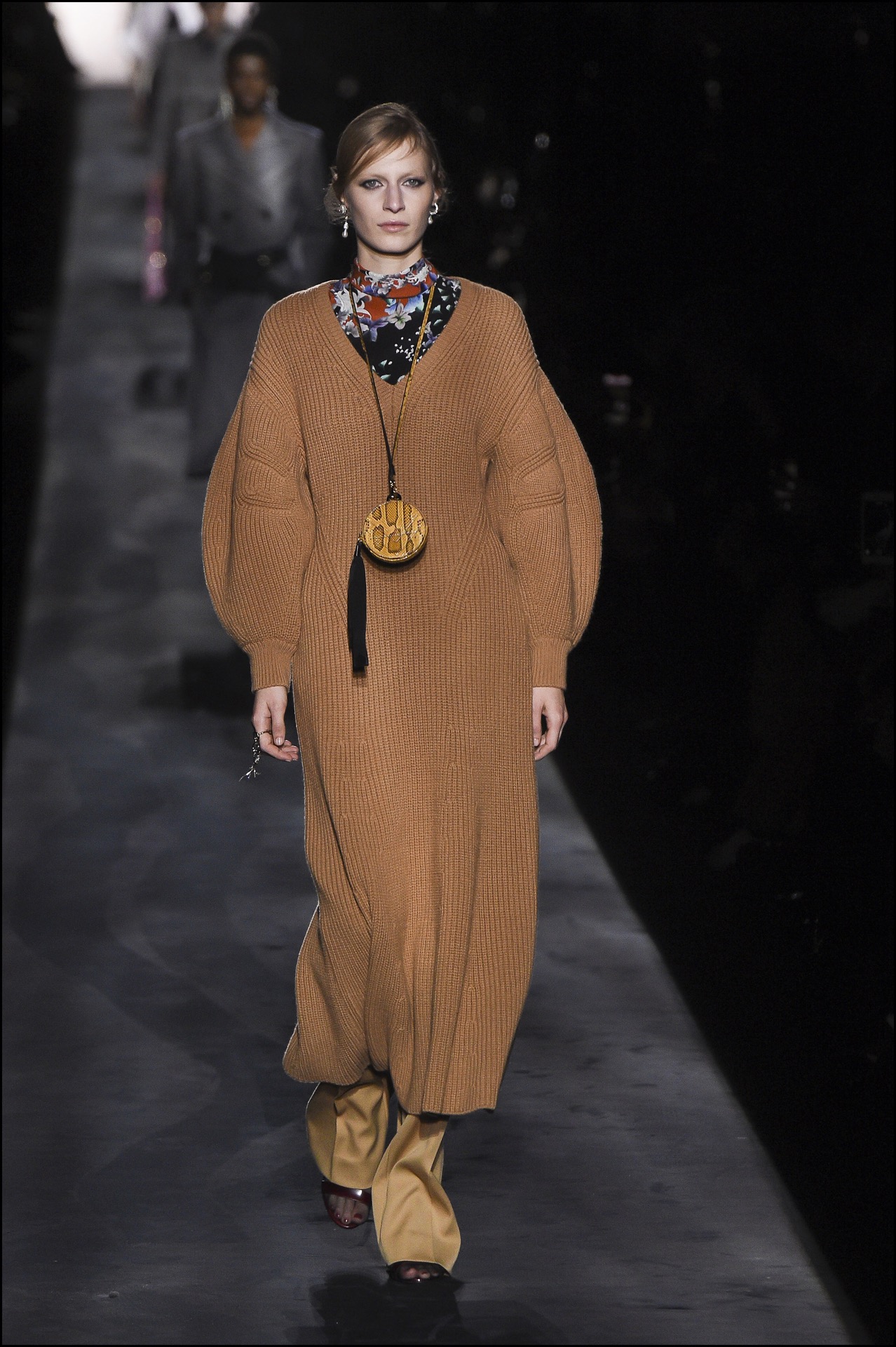 Estampados florales combinados con vestidos de jersey. Originalidad en la pasarela de Givenchy.