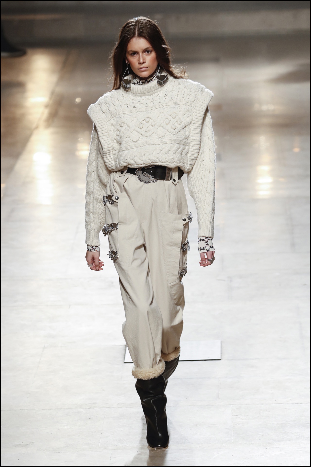 Kaia Gerber con un pantalón cargo en el desfile de Isabel Marant.