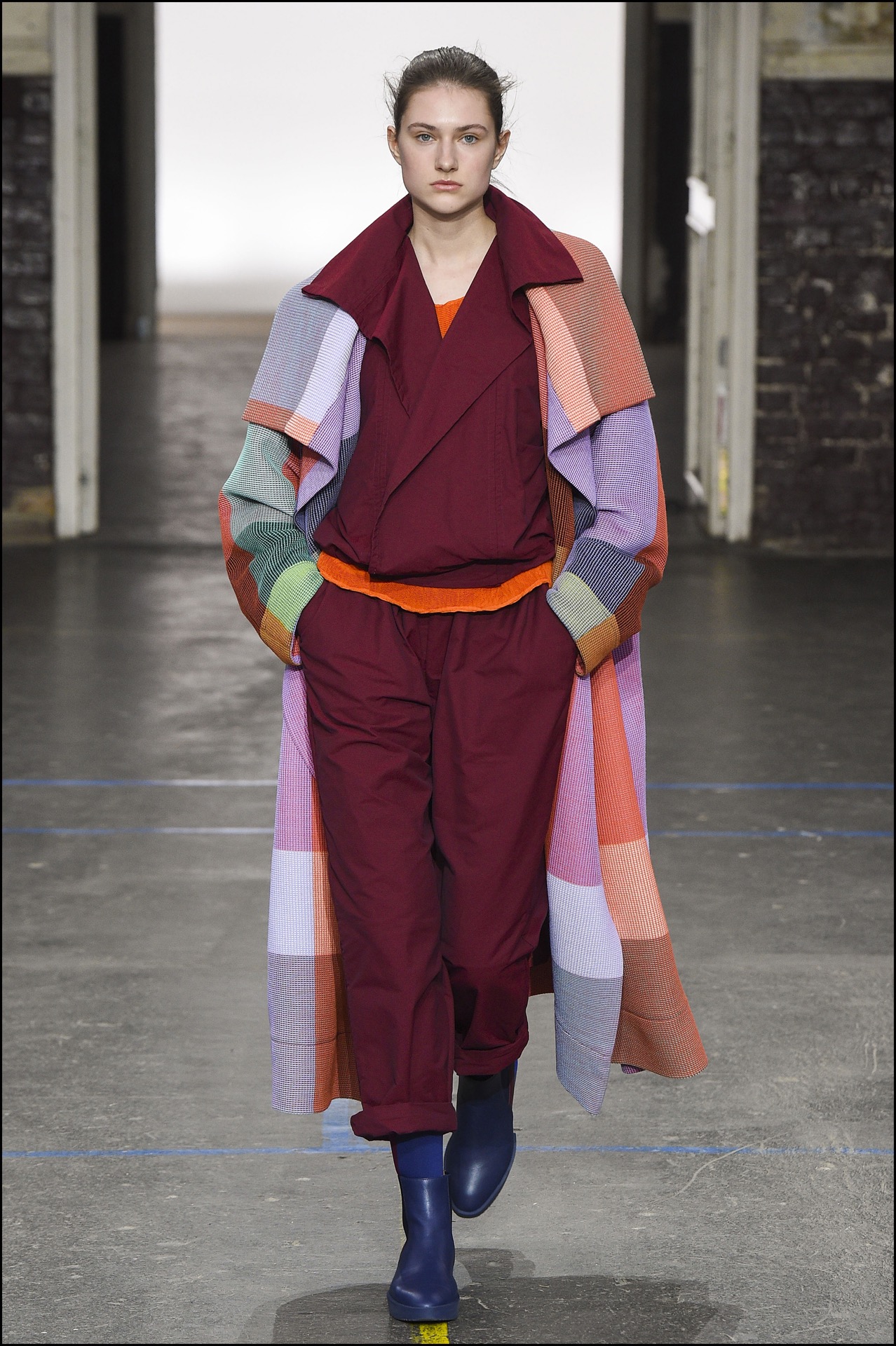 Issey Miyake presentó una nueva tela impresa con resina: blink.