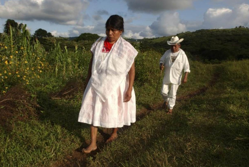 La partera india nahua Josefina Amable camina con su esposo en las afueras de Cuetzalan (Foto: Reuters)