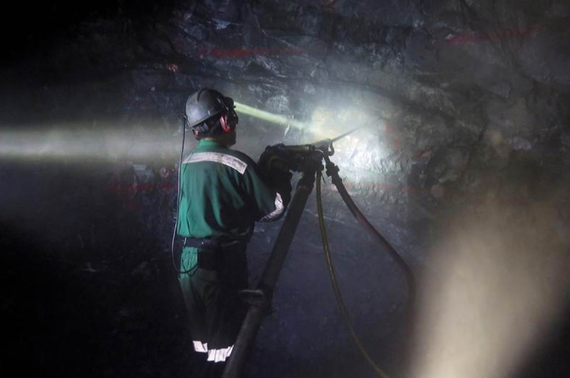 Un minero trabaja dentro de un túnel de la mina de plata Parrilla, en San José de La Parrilla, en el estado de Durango (Foto: Reuters)