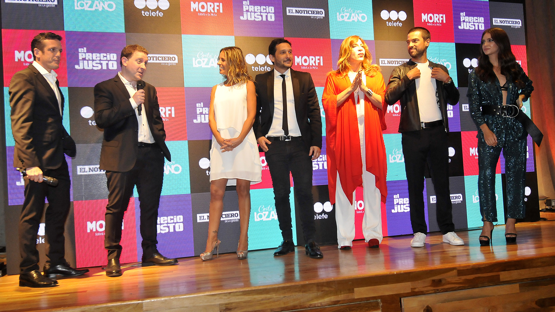 Periodistas y conductores del canal sobre el escenario