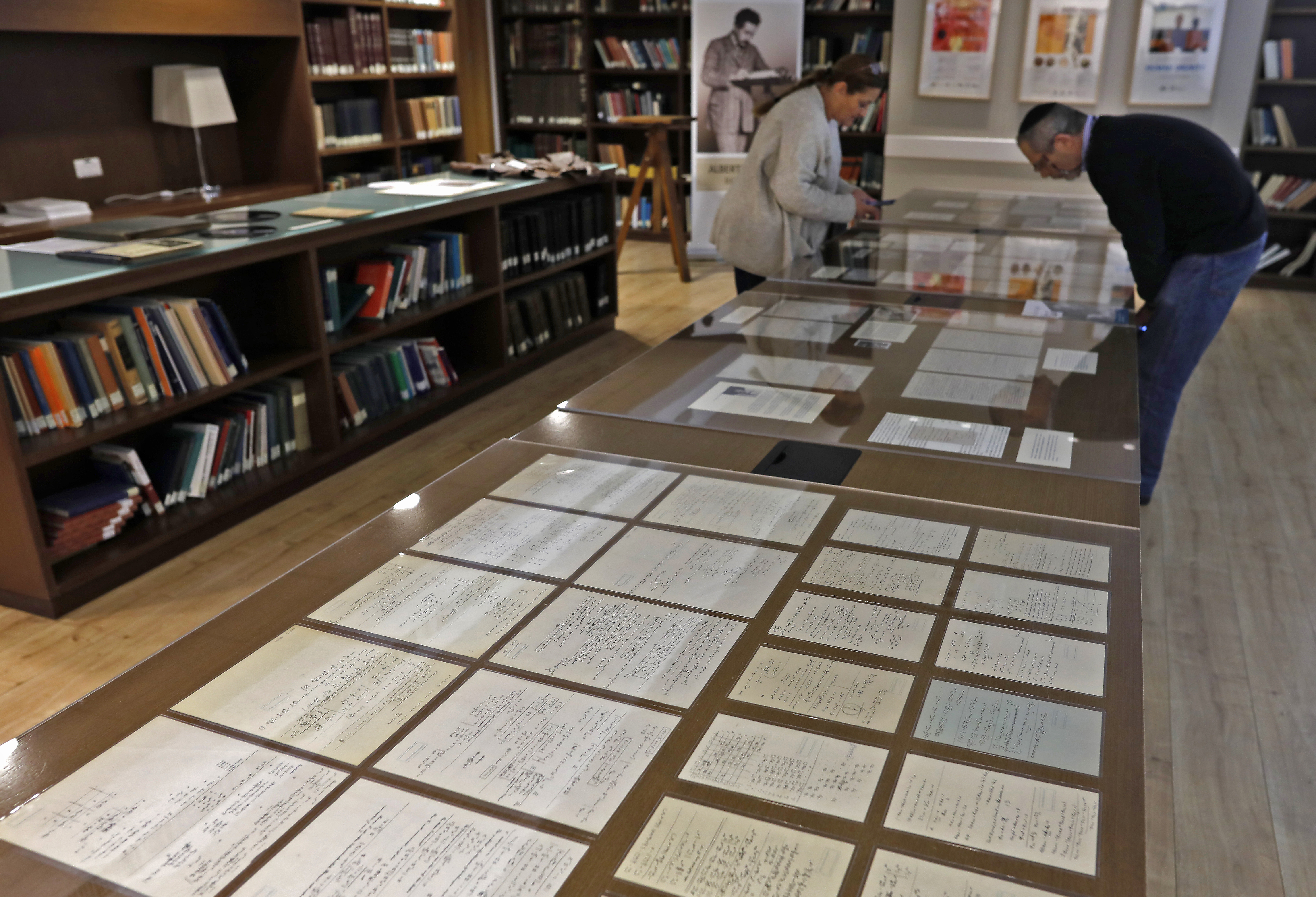 Visitantes de la universidad observan los manuscritos del genio científico (AFP)