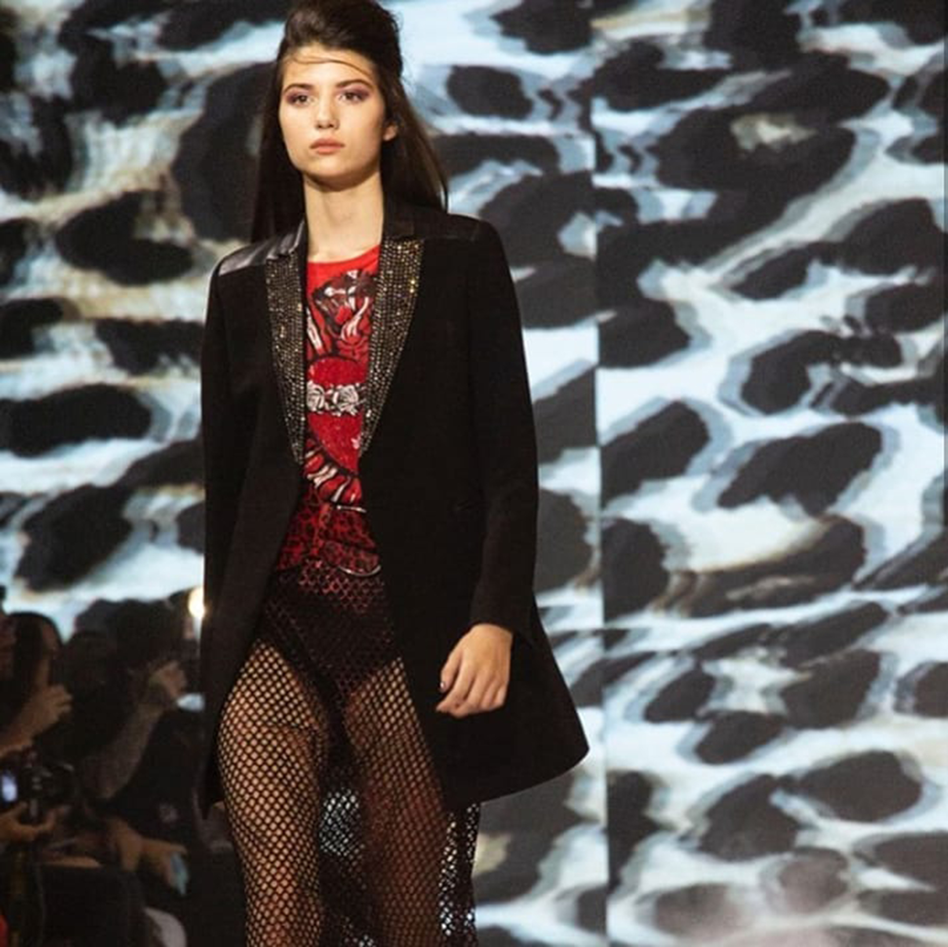 Pia Exner en su pasada sobre la runway de Kosiuko
