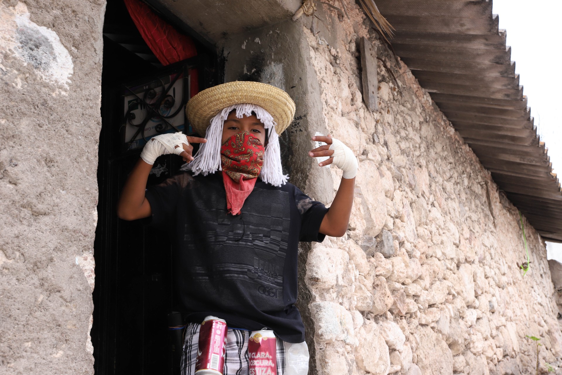 Un niño se prepara para asistir a las riñas en el centro de Zitlala.