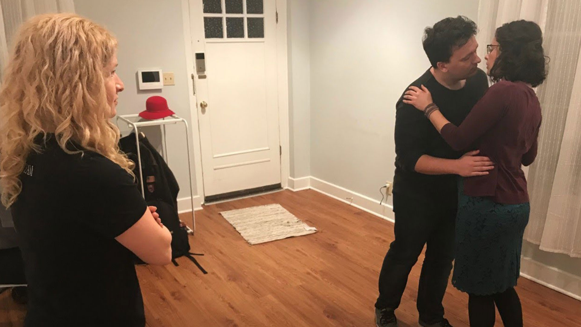 Alicia Rodis trabajando con una pareja de actores en una escena íntima