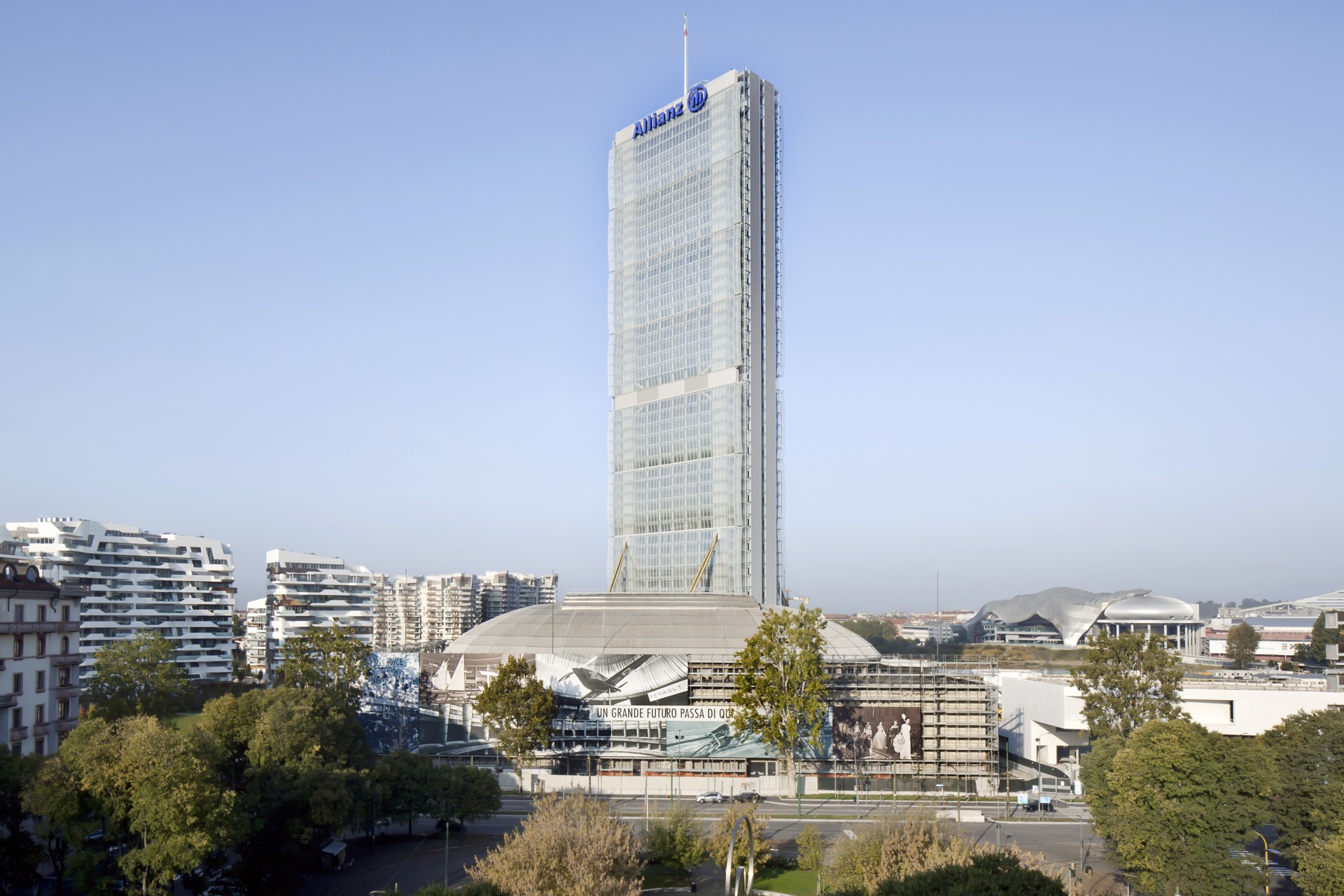 #PARA TI - ARATA ISOZAKI 9 - Deco - Allianz Tower - GENTILEZA FUND PRITZKER