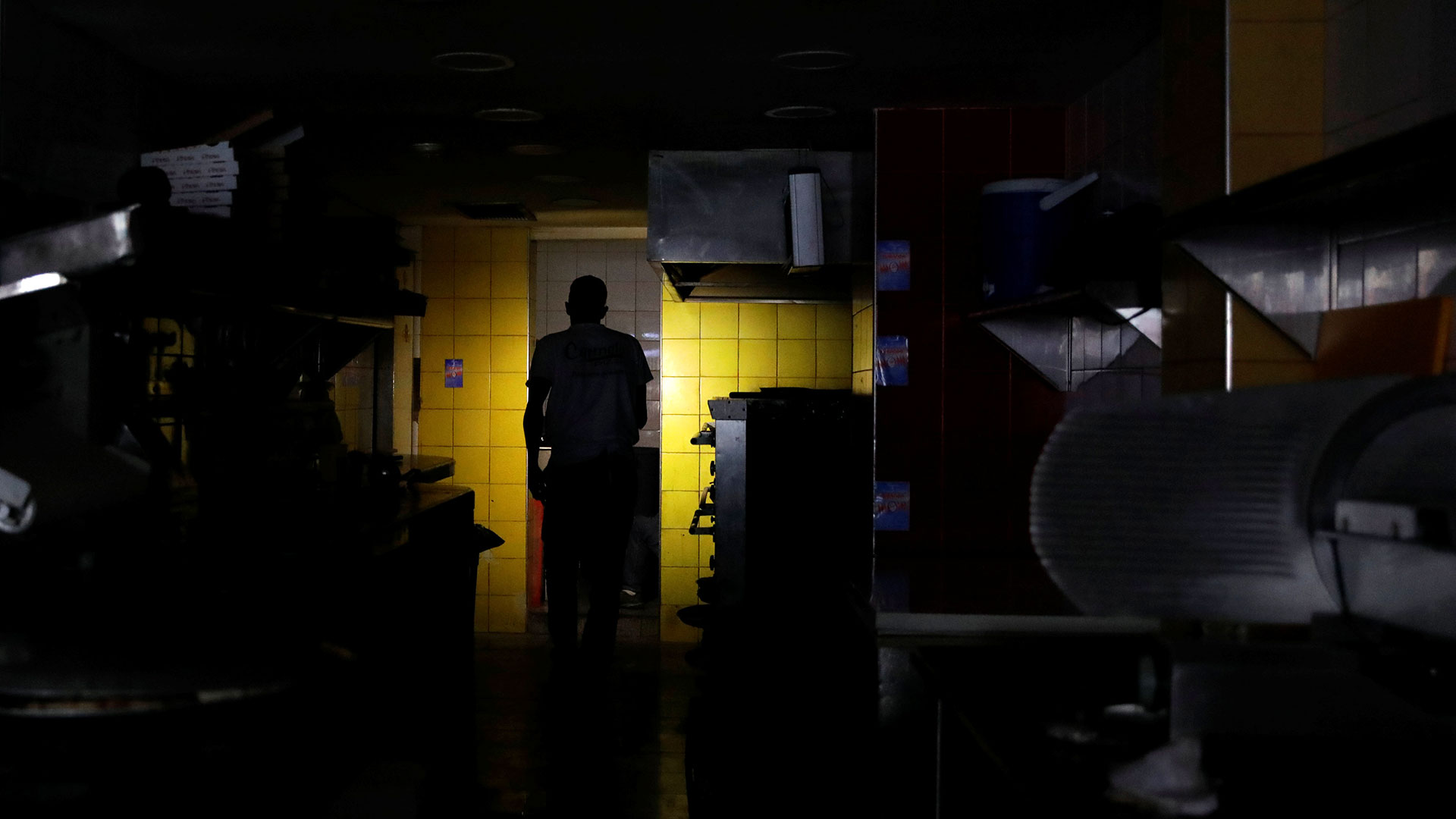 La Corporación Eléctrica Nacional (Corpoelec) reaccionó de manera inmediata al apagón y señaló en Twitter que la generación fue saboteada en la instalación de Guri, la más importante del todo el sistema. “Esto es parte de la guerra eléctrica contra el Estado. ¡No lo permitiremos! Estamos trabajando para recuperar el servicio”, añadió la estatal.