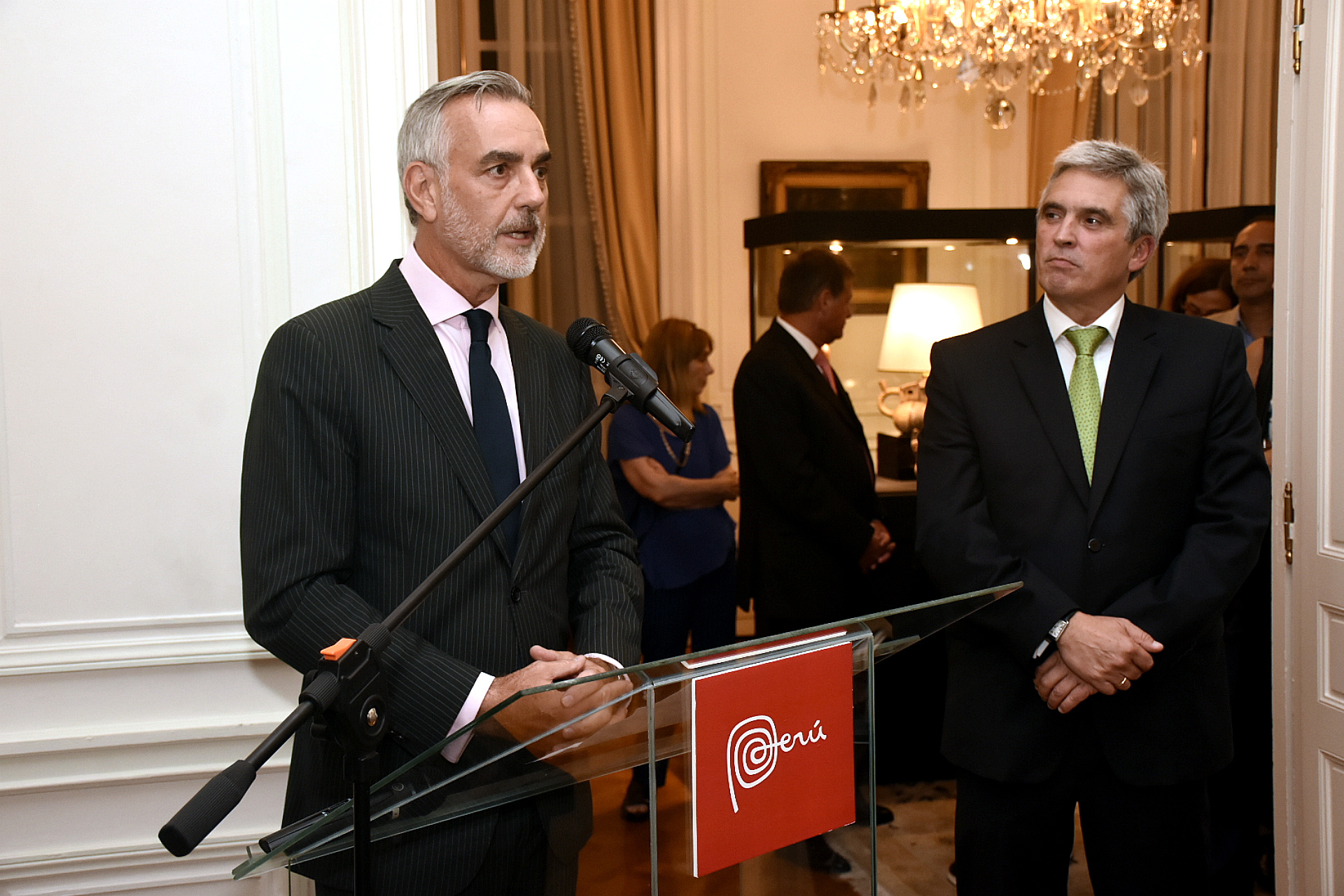 El vicecanciller argentino Gustavo Zlauvinen y el embajador Peter Camino Cannock