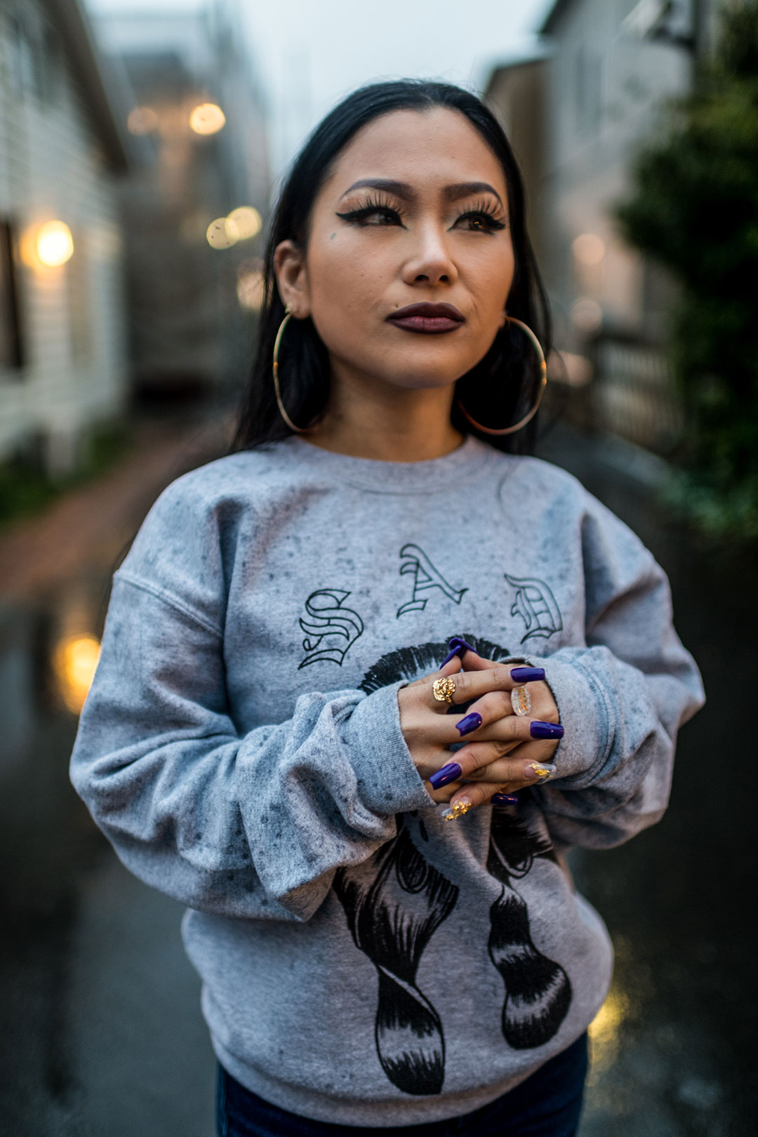 Mona “Sad Girl”, una rapera japonesa, fuera de su estudio de grabación en Japón, marzo de 2018 (The New York Times)