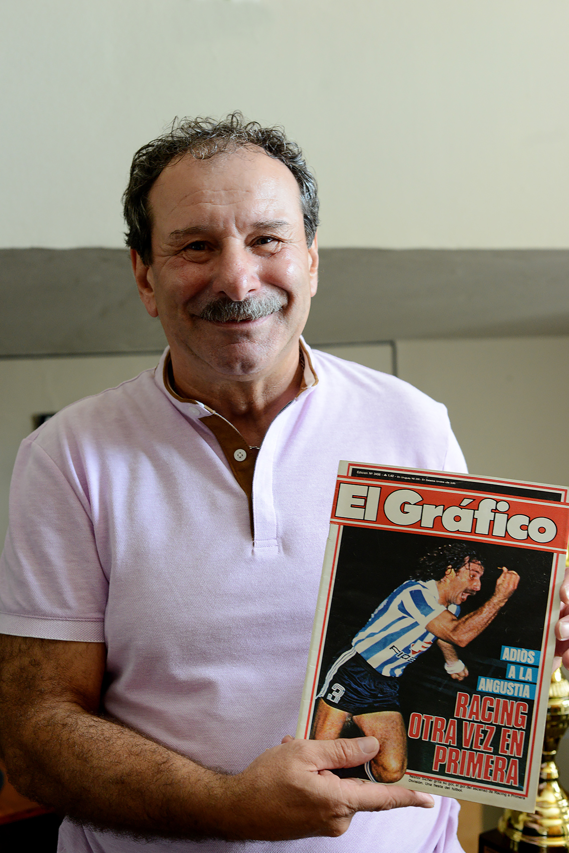 Sicher muestra la tapa de su vida, tras marcar el histórico gol frente a Atlanta el 27 de diciembre de 1985. (Foto Diego Omar)