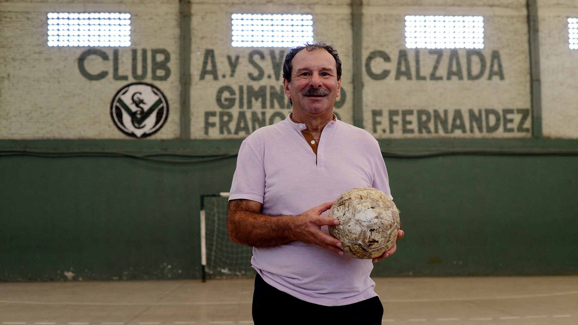 El ex defensor ahora es vicepresidente del Club Atlético y Social Villa Calzada, donde dio sus primeros pasos futbolísticos. (Foto de Diego Omar)