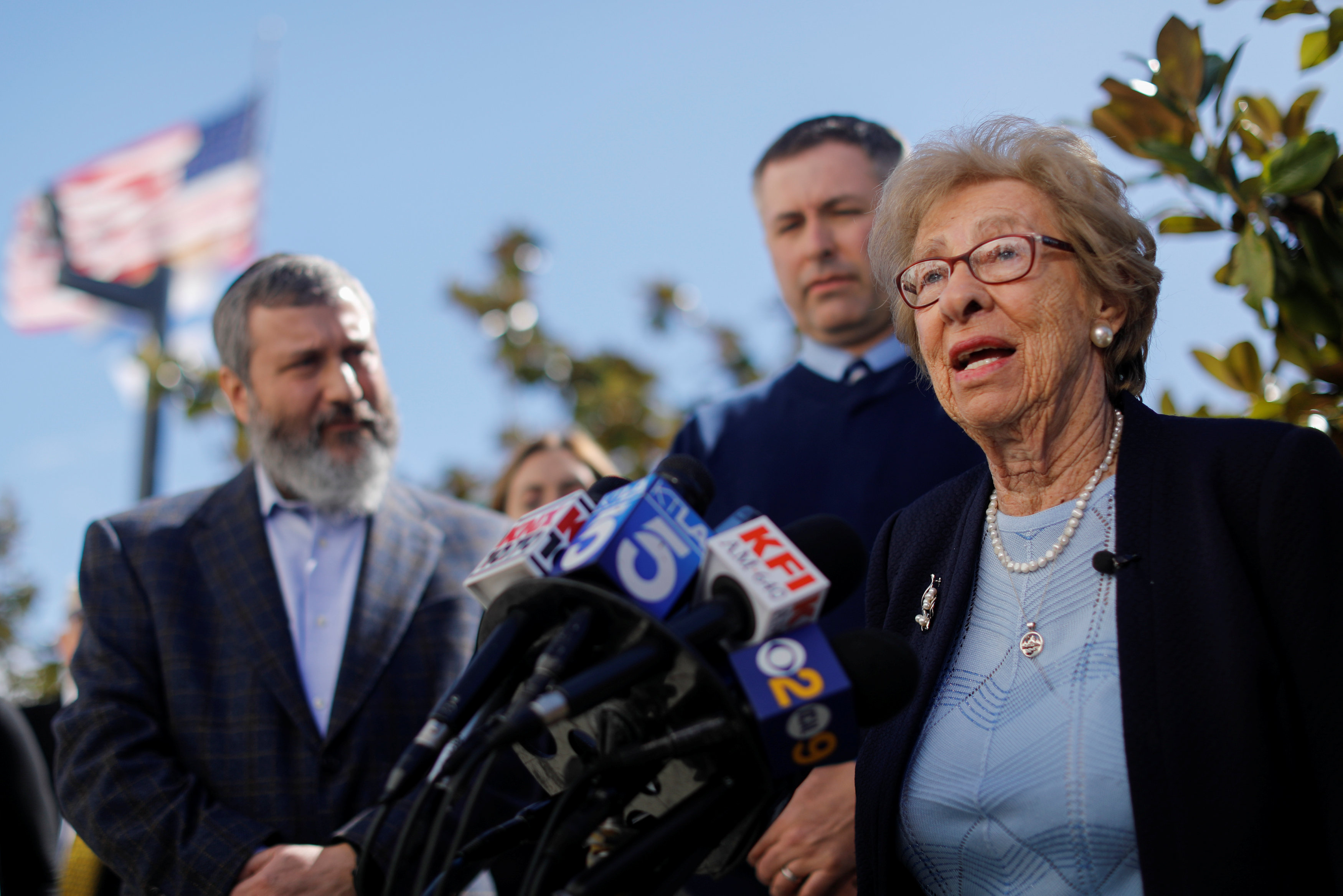 Eva Schloss habla con los periodistas tras reunirse con los estudiantes (REUTERS/Mike Blake)