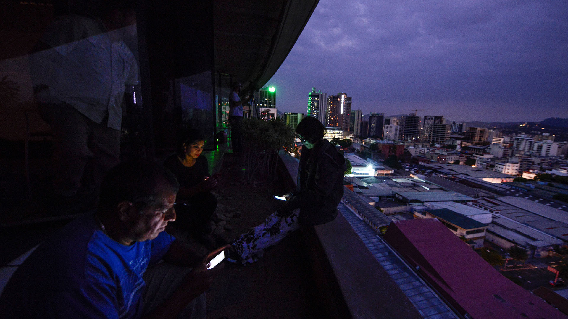 Los periodistas usaron sus móviles durante el corte de energía en Caracas para completar su trabajo.