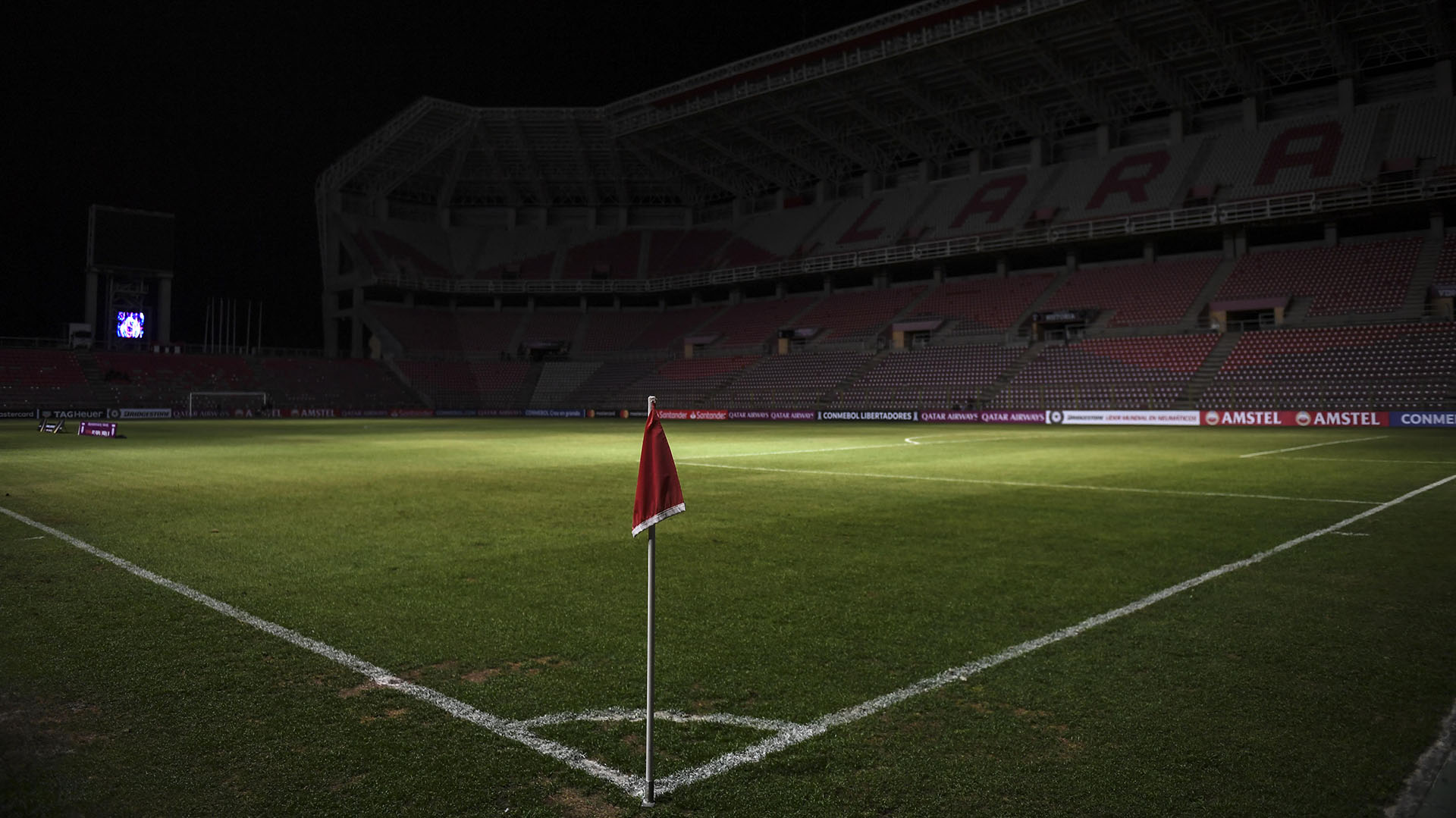Fotografía tomada en el estadio Metropolitano antes de la suspensión del partido de la Copa Libertadores entre el Deportivo Lara de Venezuela y el Emelec de Ecuador, ya que en Barqusimeto, estado de Lara, también sufrió el corte de energía eléctrica.