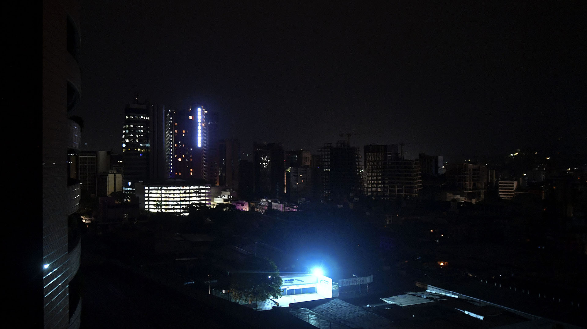 Vista nocturna de Caracas durante un corte de energía.