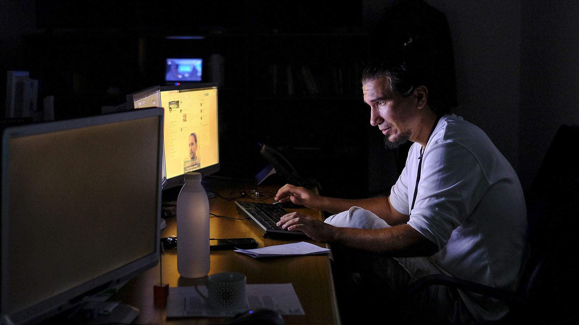 Un periodista trabaja durante un corte de energía en Caracas el 7 de marzo de 2019.