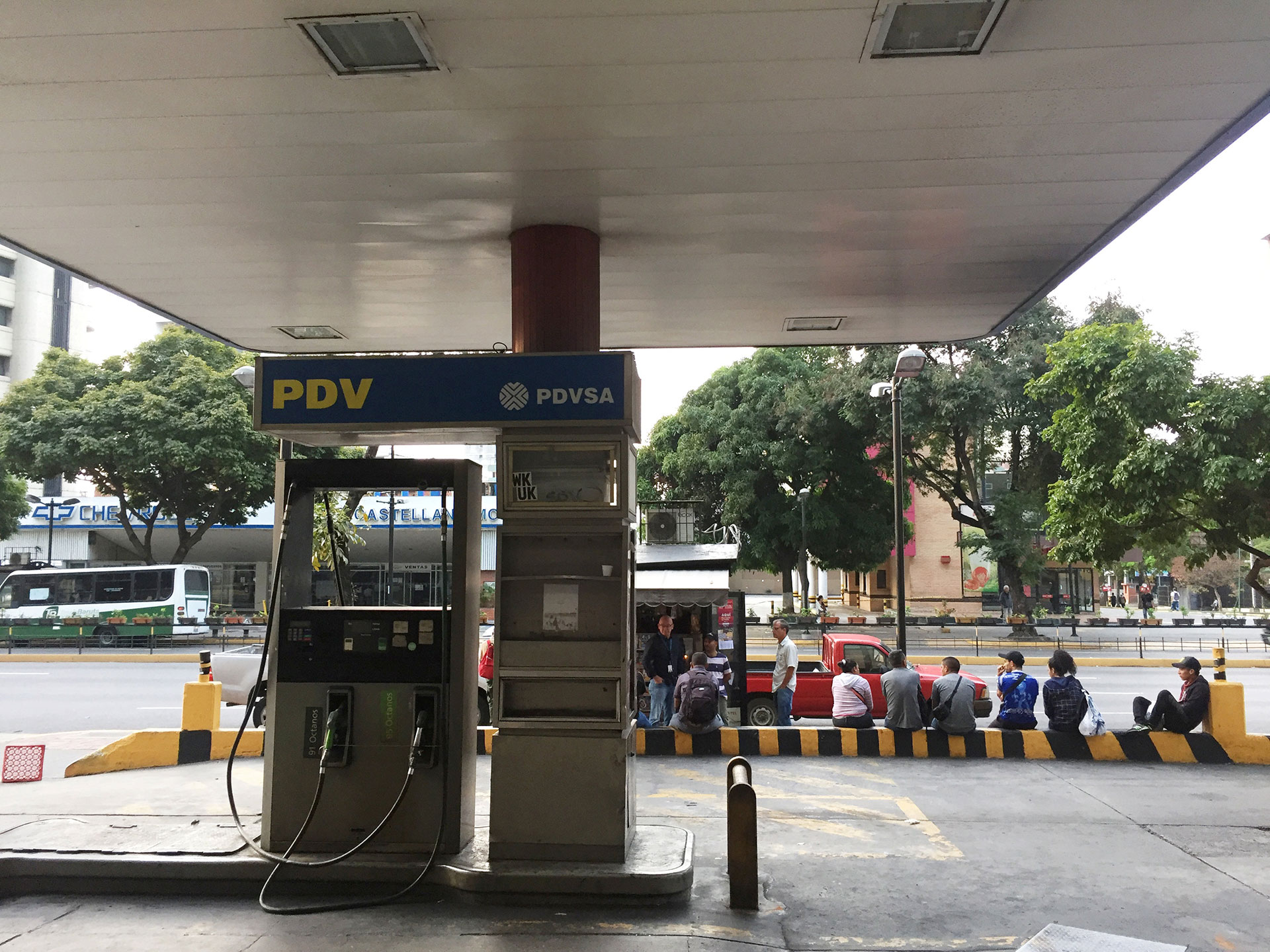 Por el corte energético tampoco funcionana las gasolineras