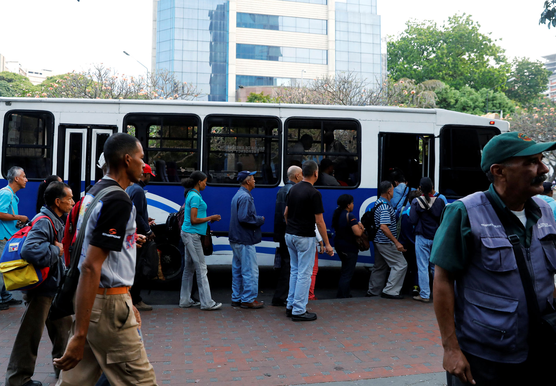 La vida d elos venezolanos está completamente trastornada por la falta de luz. El tráfico es un caos y la falta de metro saturó el resto de los trasportes públicos