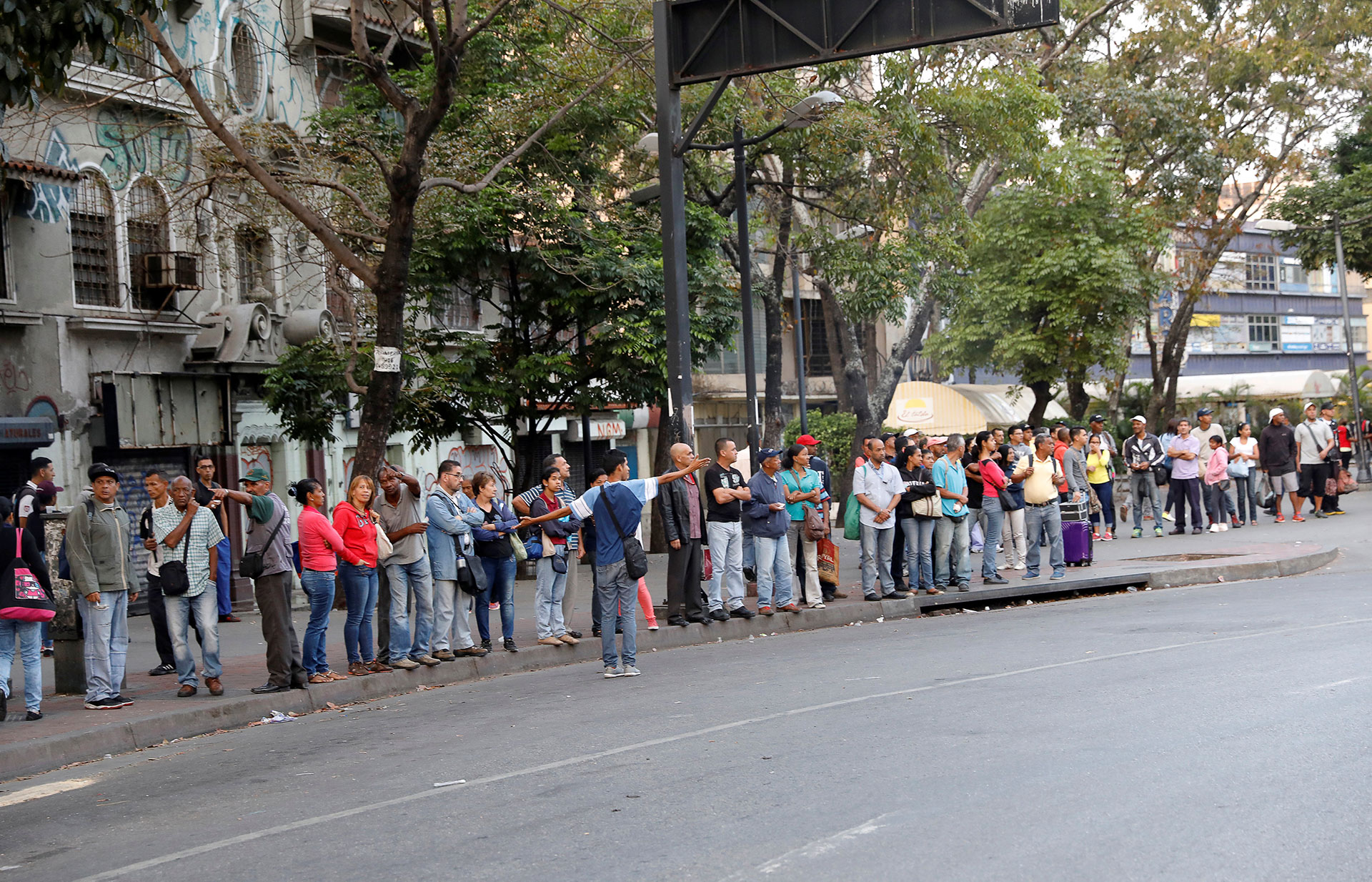 El apagón afectó el servicio de metro en caracas y esta mañana, aún sin energía, decenas de personas hacían fila para tomarse un autobús en Caracas