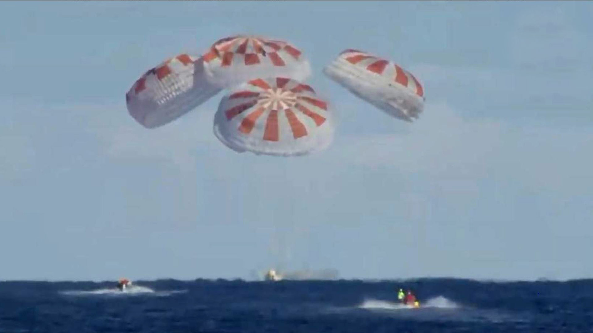 Esta imagen tomada de NASA TV, muestra el amerizaje de la cápsula SpaceX Crew Dragon el 8 de marzo de 2019, en el Océano Atlántico. (AFP)