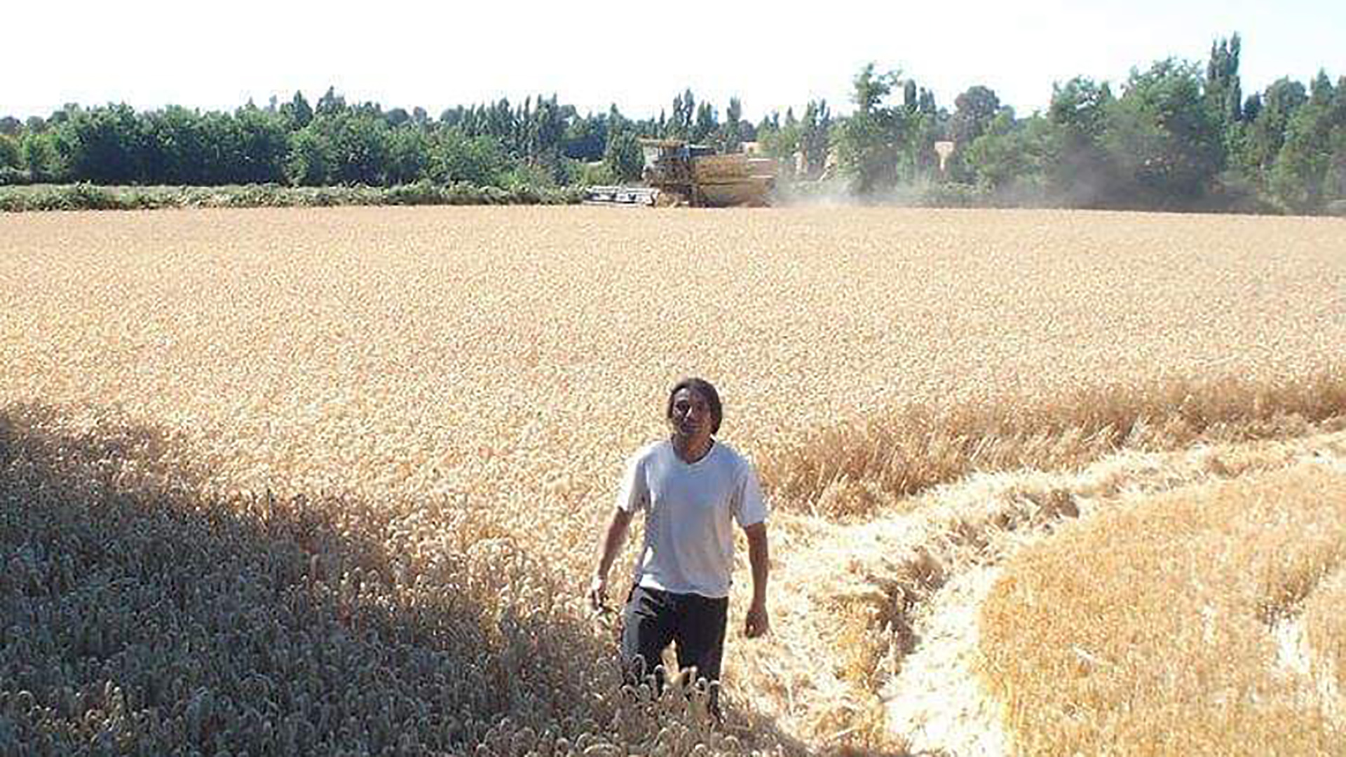 Isrrael en el campo, donde trabaja todos los días