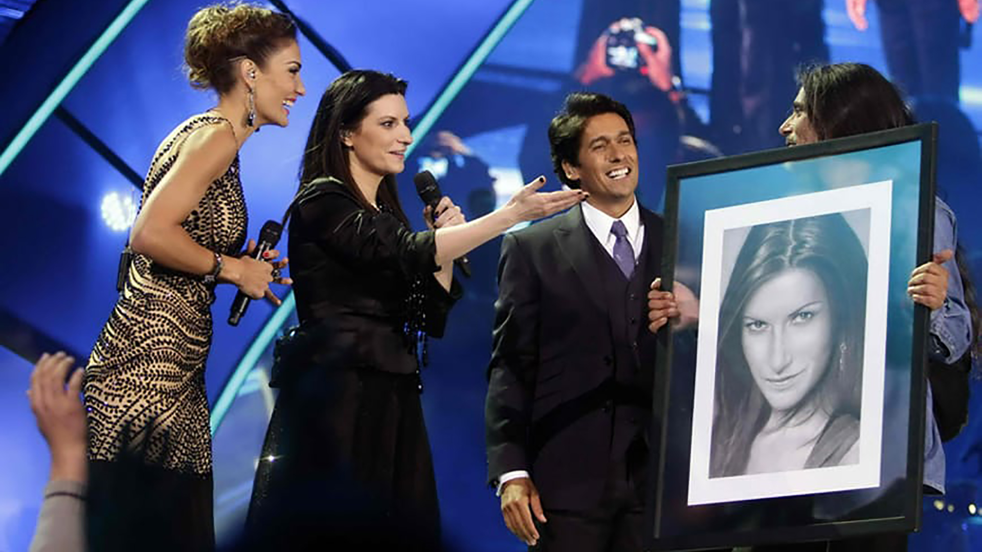 En 2014 Isrrael logró darle a la cantante Laura Pausini su retrato