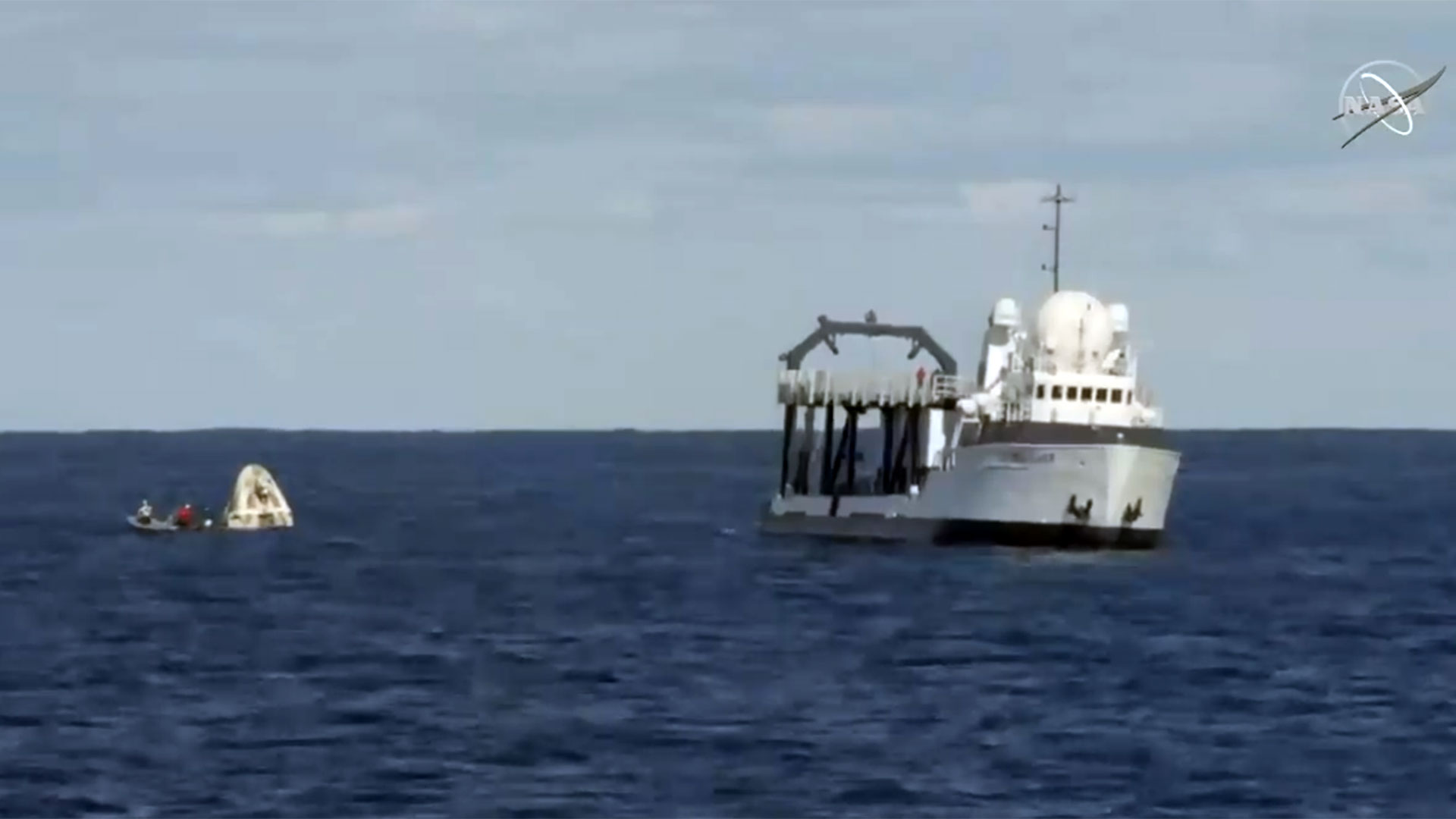 Los equipos a bordo del buque de rescate “Go Searcher” de SpaceX utilizarán una grúa para sacar a la nave espacial del océano.
