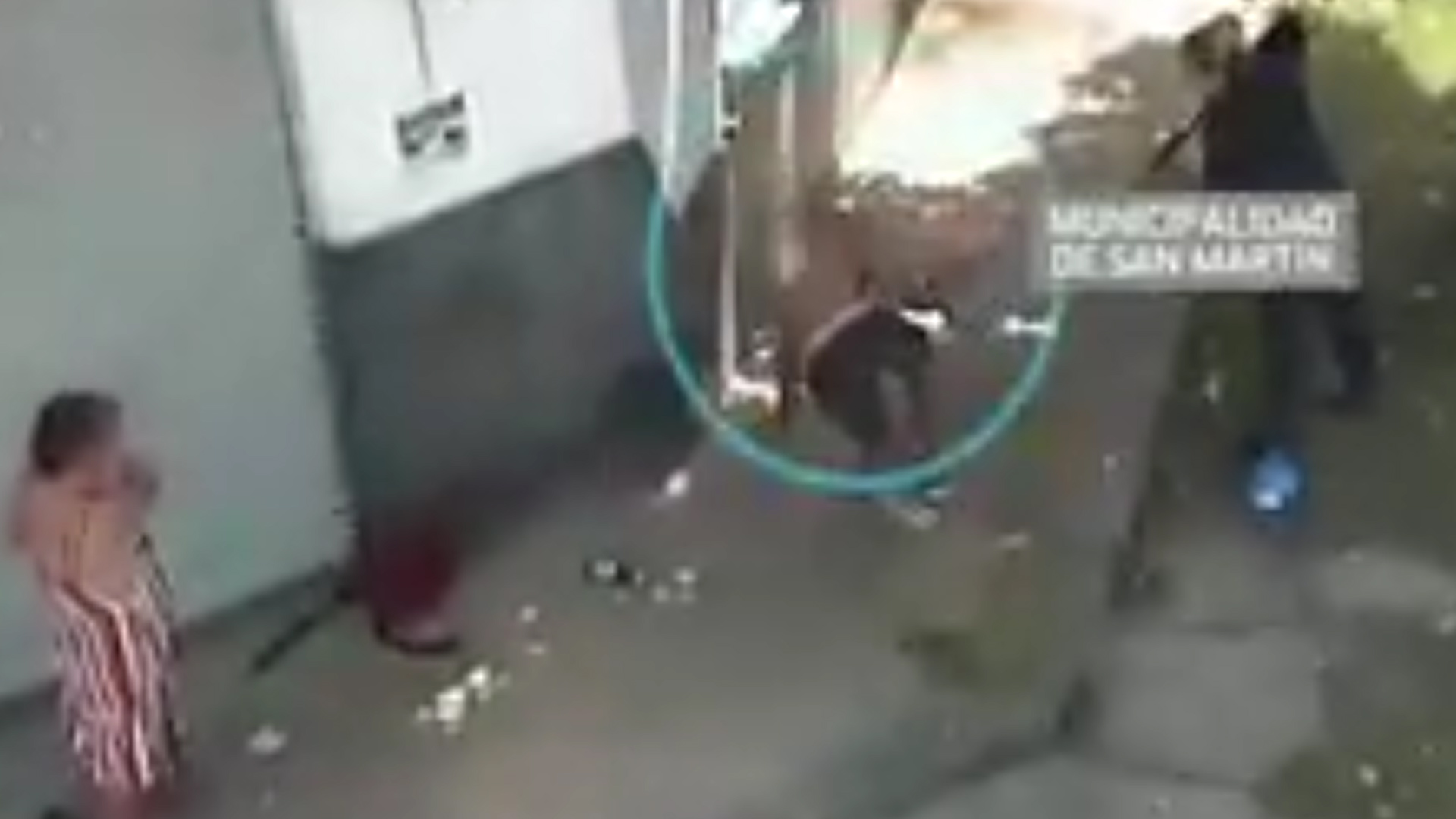 La policía logró reducir y detener al agresor