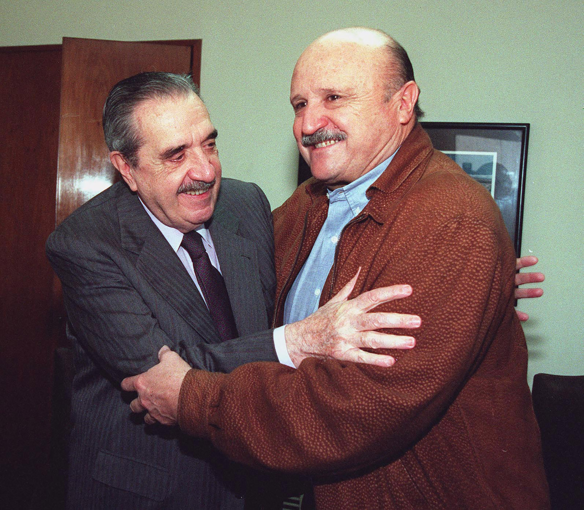 Alfonsín saluda al presidente de Coninagro, Mario Raitieri