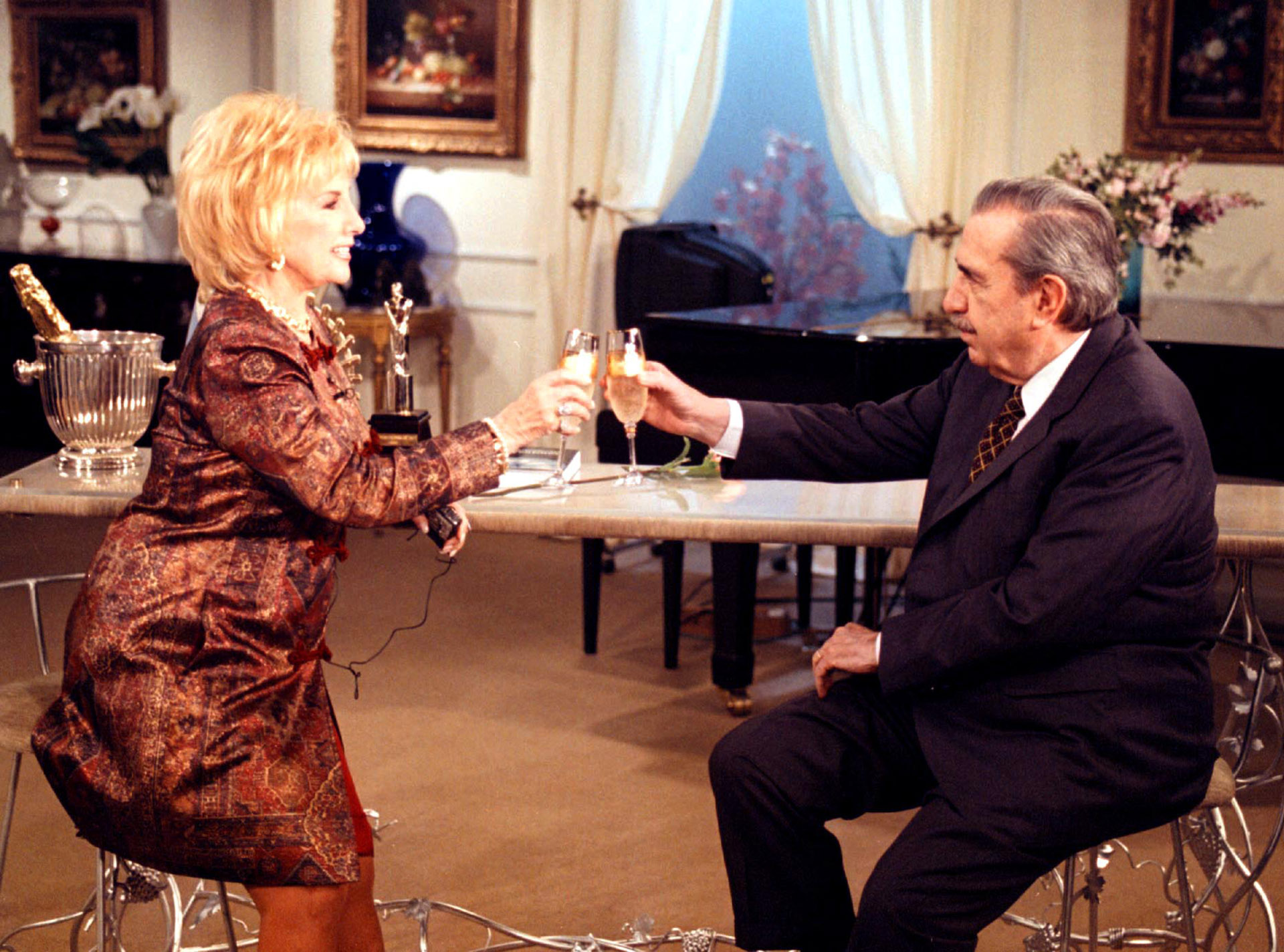 También en campaña, junto a la conductora de TV Mirtha Legrand, en los estudios de Canal 7