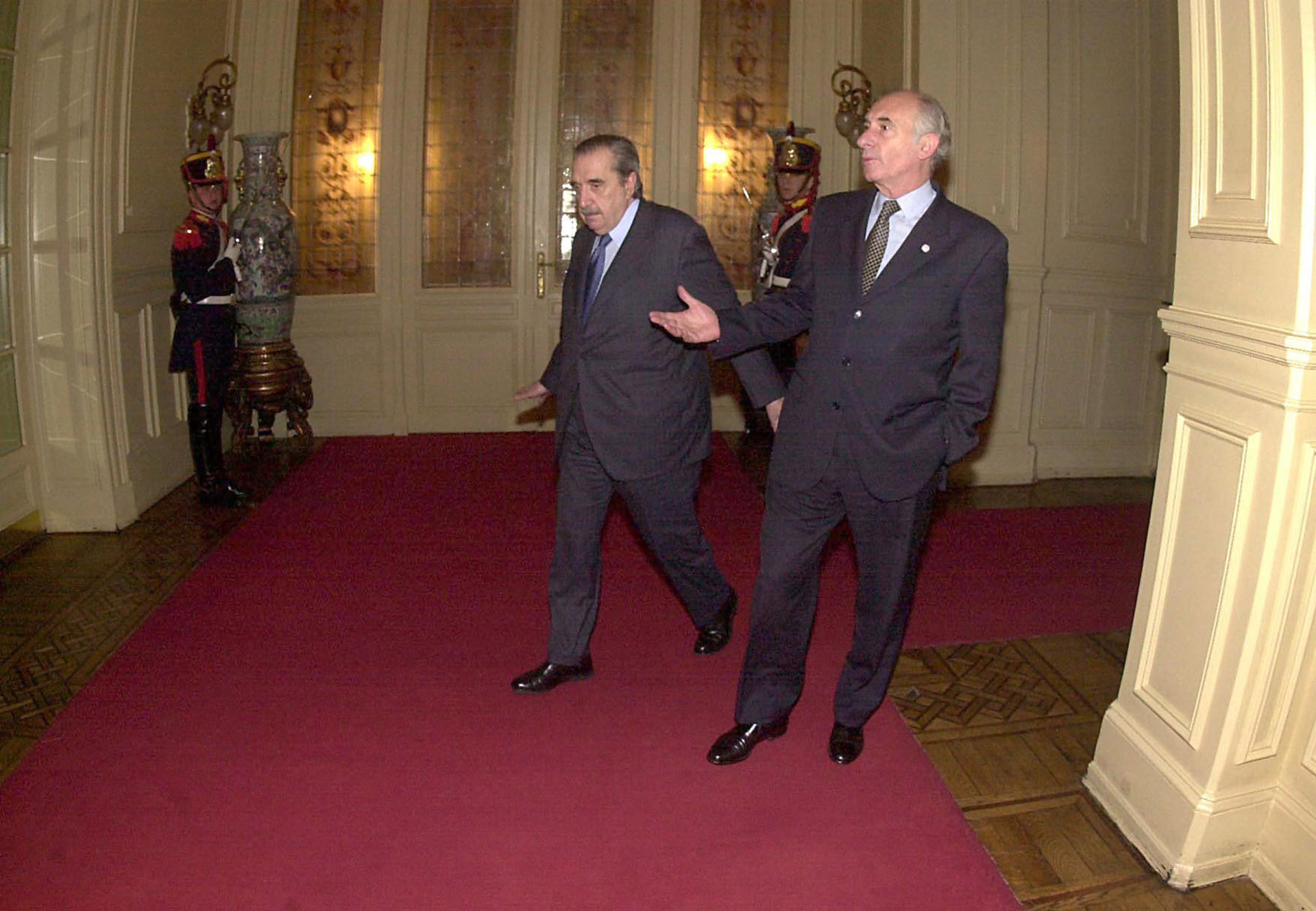 Fernando de la Rúa recibe al senador electo en Casa de Gobierno